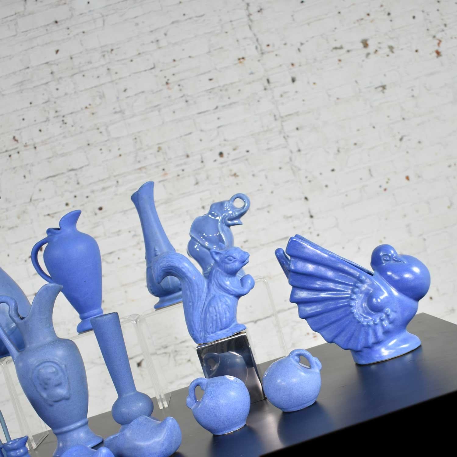 24-teilige Kollektion blauer Niloak-Keramik aus der Mitte des Jahrhunderts (Glasiert) im Angebot