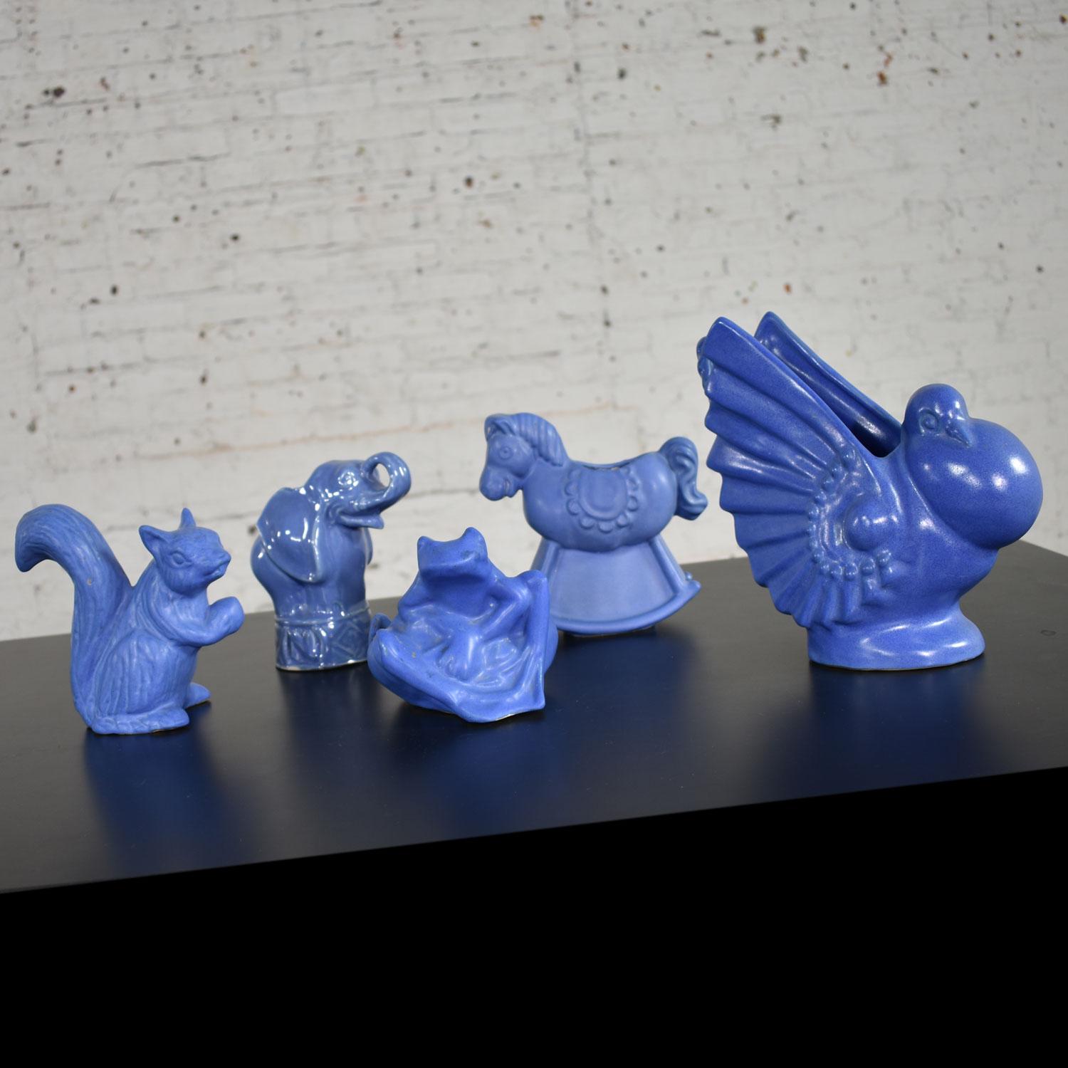 24-teilige Kollektion blauer Niloak-Keramik aus der Mitte des Jahrhunderts im Zustand „Gut“ im Angebot in Topeka, KS