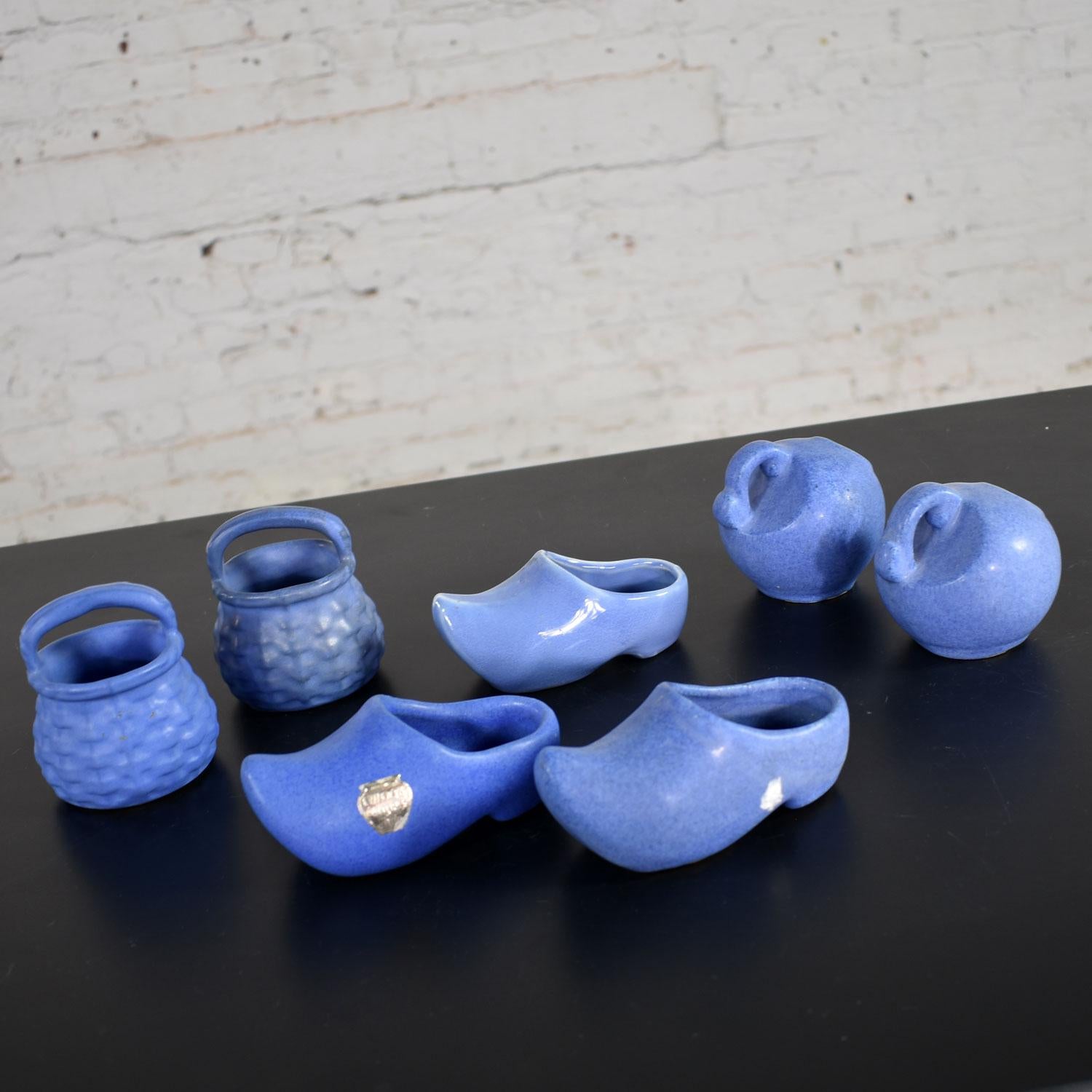 collection de 24 pièces de poterie bleue du milieu du siècle de Niloak en vente 1