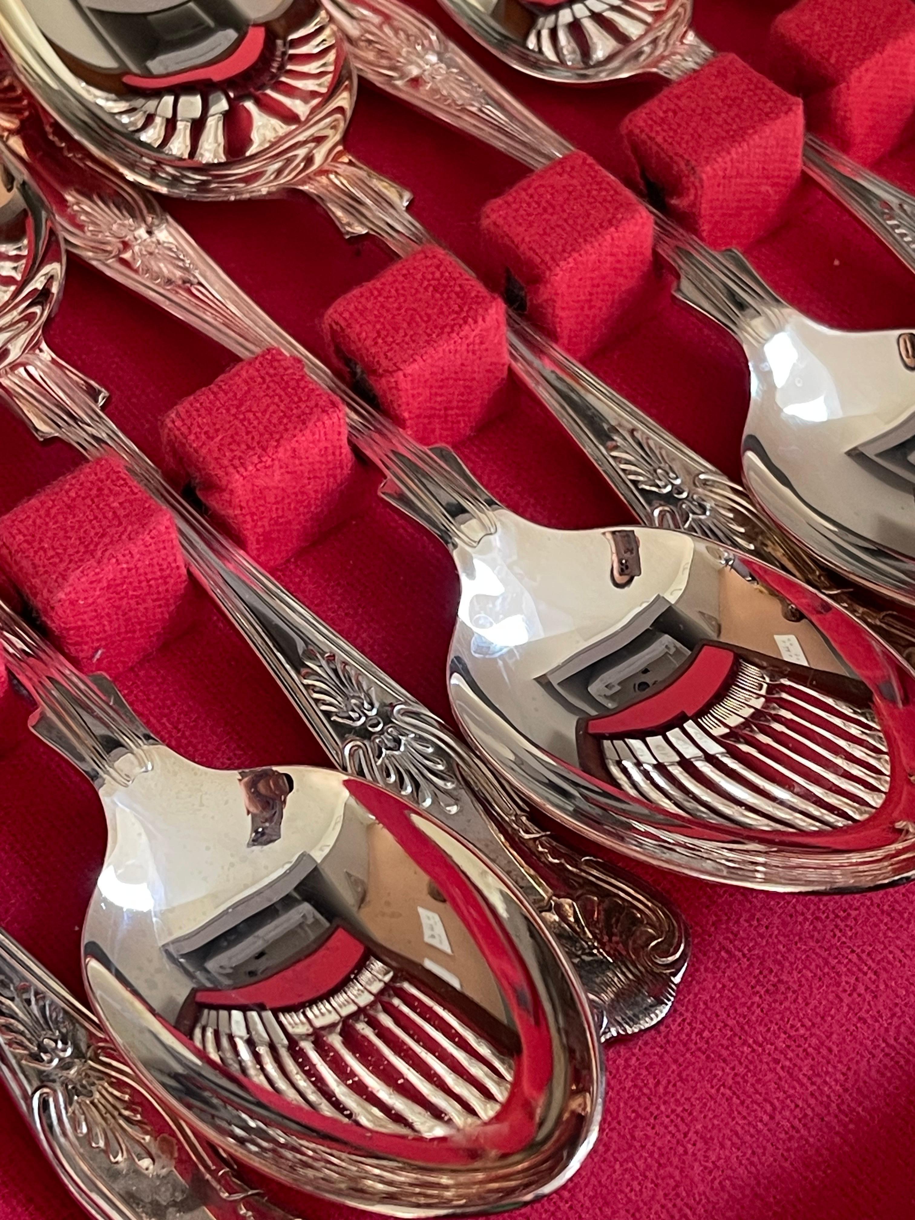Cubertería de 24 piezas Juego de cuchara y tenedor plateados en caja de madera en Excelente estado para la venta en Wembley, GB