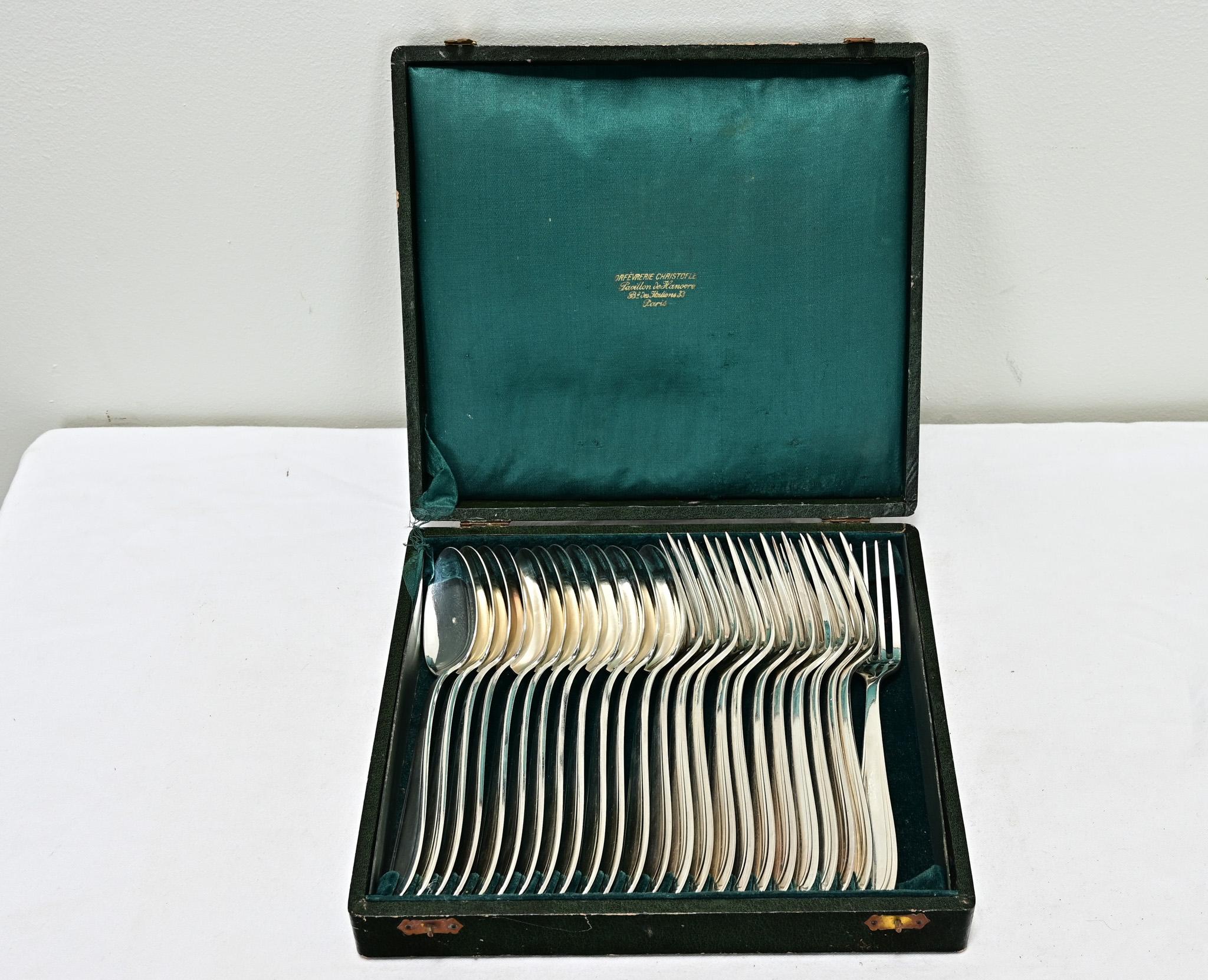 Un ensemble de couverts en argent de trente-six pièces par le célèbre orfèvre français, Charles Christofle. Ce service classique en argent pour tous les jours est estampillé d'une paire de poinçons prouvant son authenticité. Conservé dans une boîte