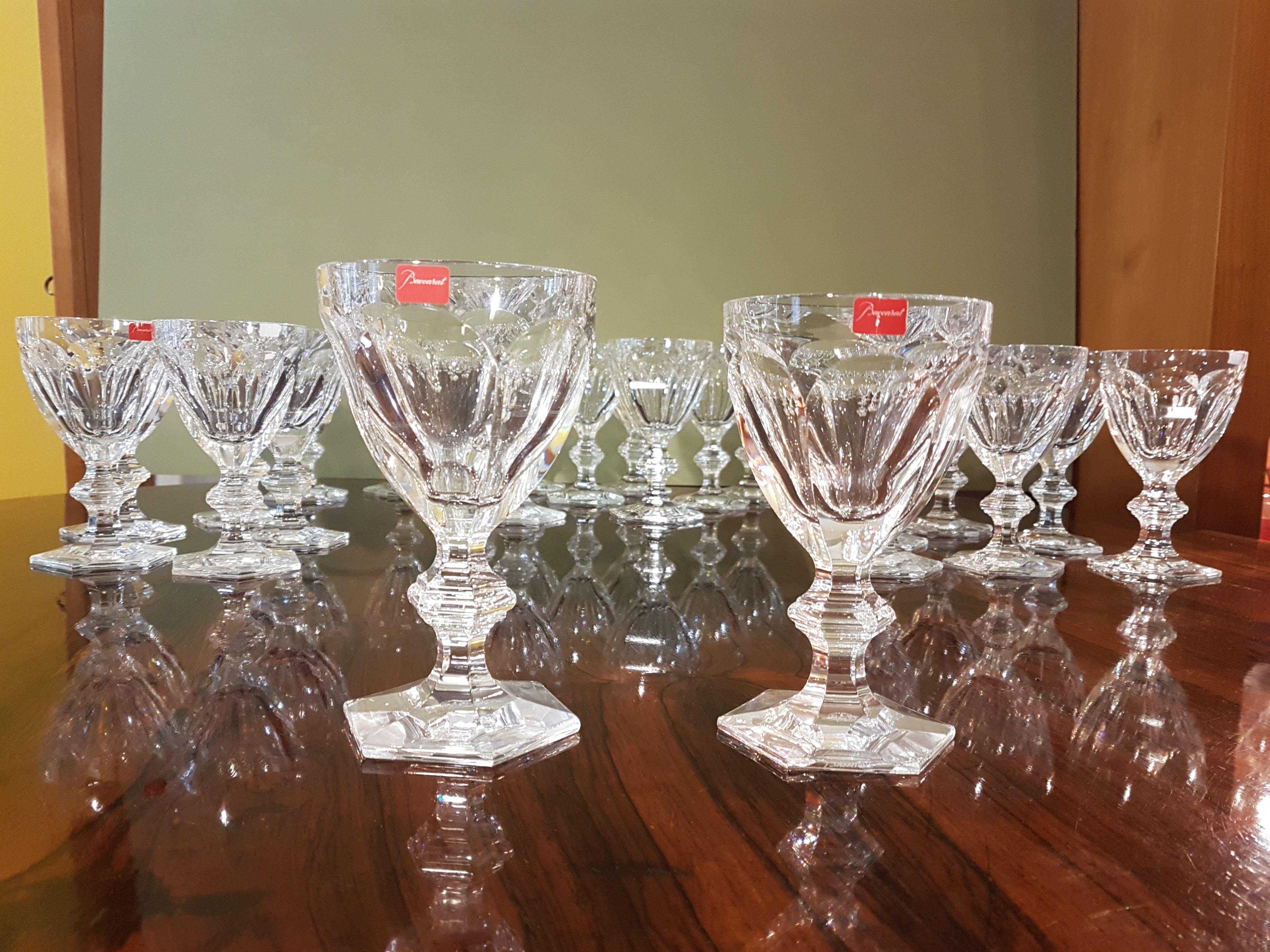 The Harcourt 1841 collection, the oldest in the Baccarat archive, is reputed for its iconic design. Created in 1841, Harcourt stemware has been chosen by historical icons.
Comprising:
12 American water glass H 16.5 cm
12 continental water/wine