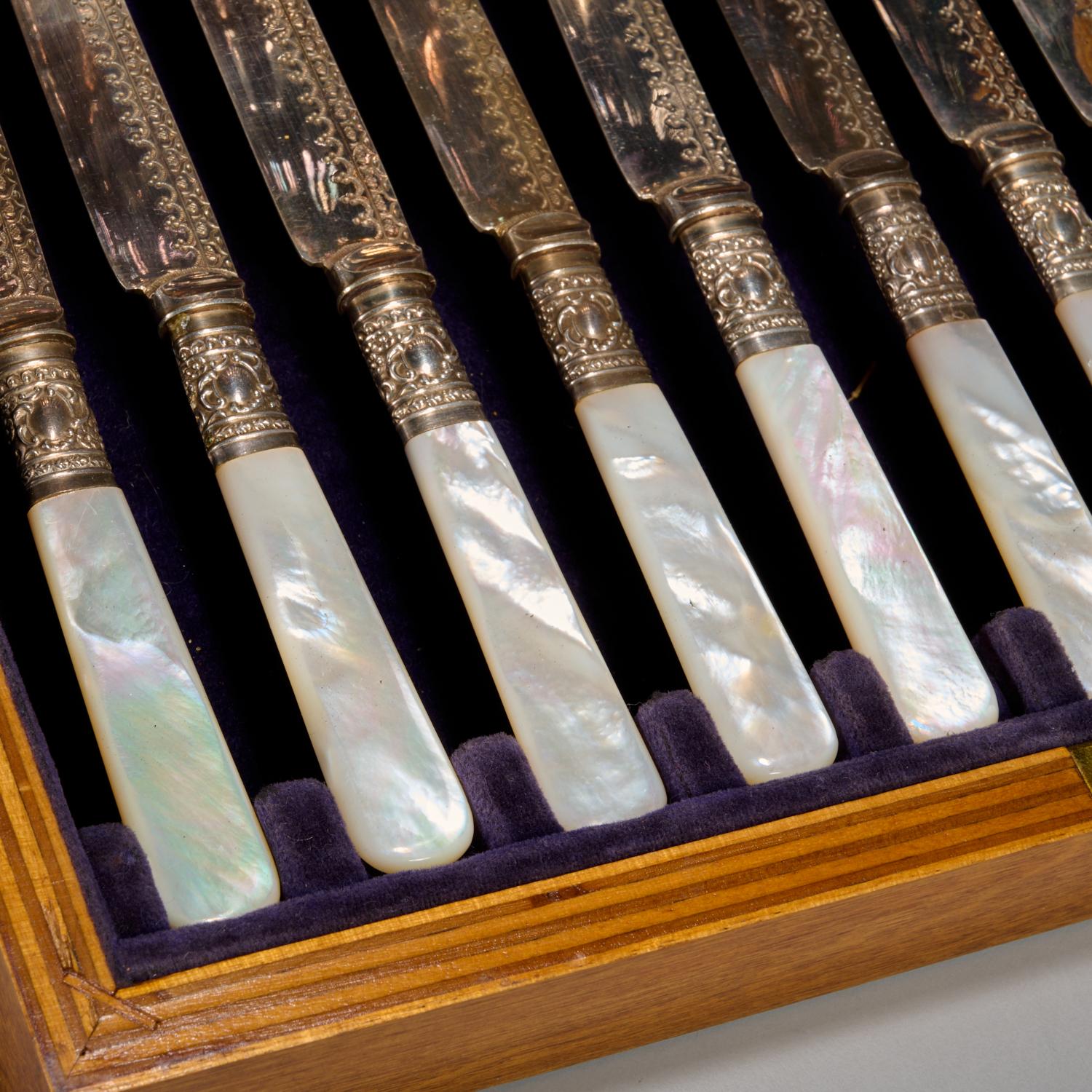 Juego victoriano de 24 piezas de plata y nácar en estuche de madera de roble Victoriano en venta