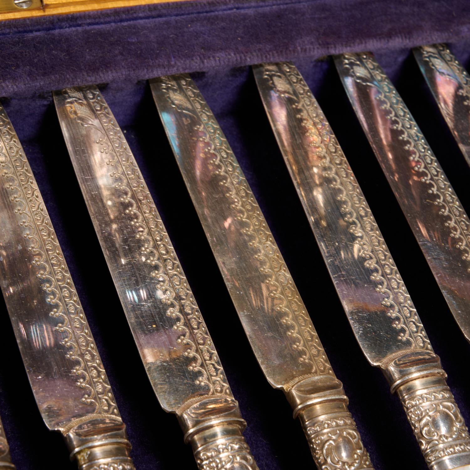 Juego victoriano de 24 piezas de plata y nácar en estuche de madera de roble Inglés en venta