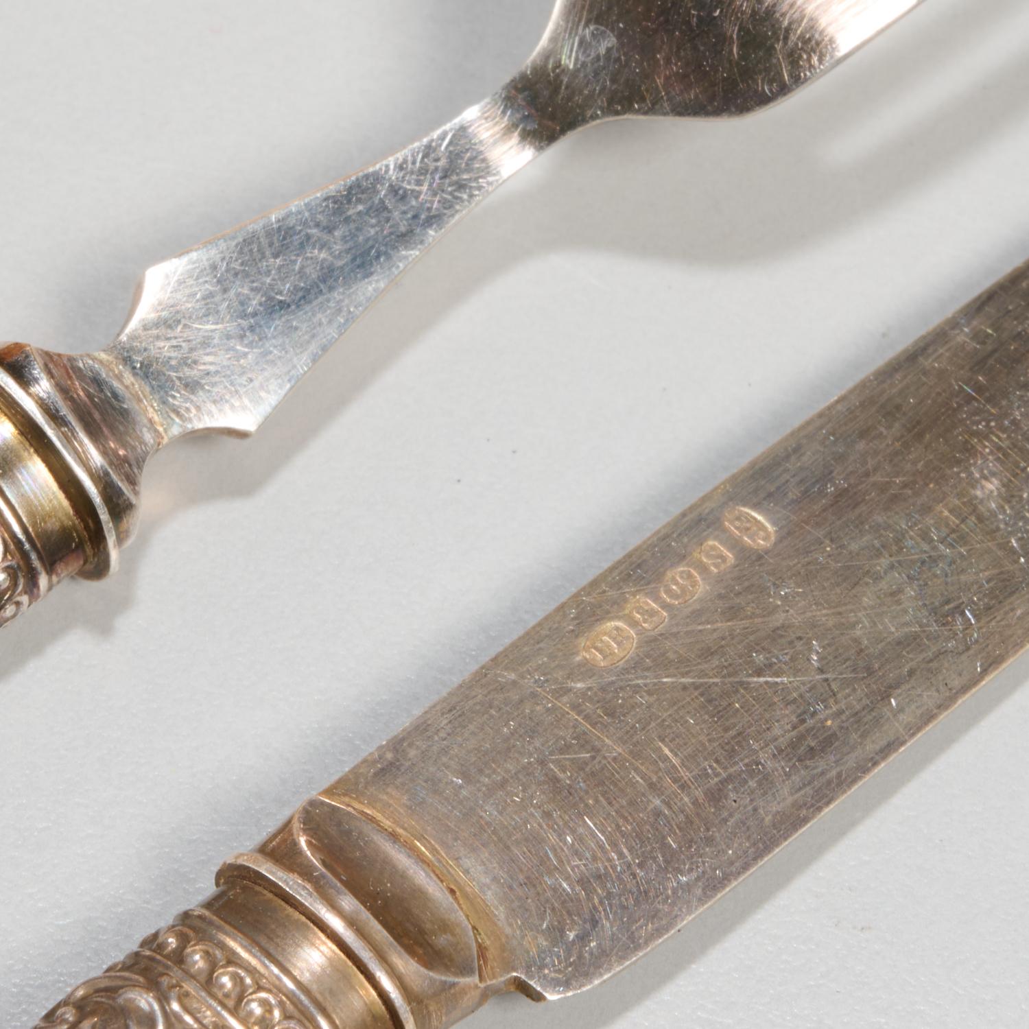 Juego victoriano de 24 piezas de plata y nácar en estuche de madera de roble Hecho a mano en venta