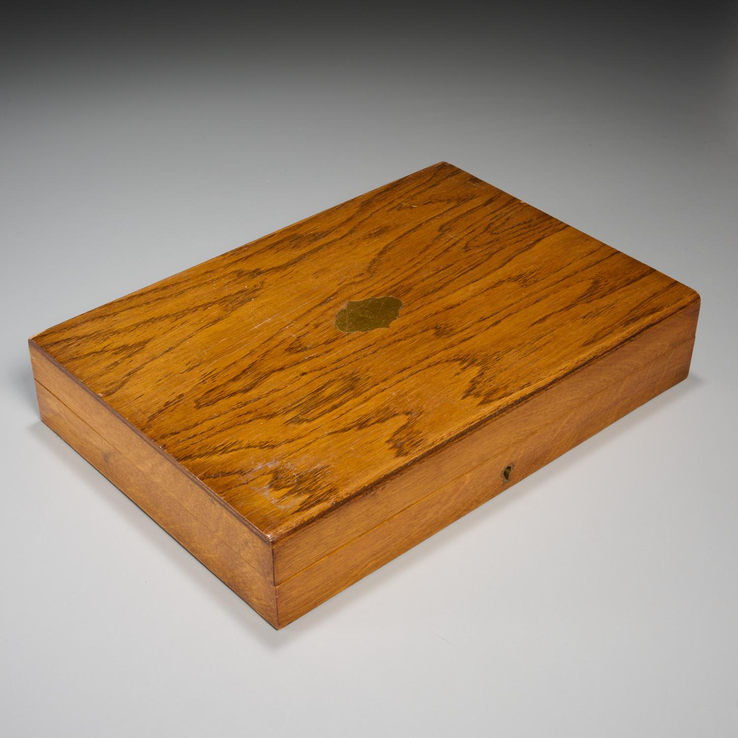 Juego victoriano de 24 piezas de plata y nácar en estuche de madera de roble en Bueno estado para la venta en Morristown, NJ
