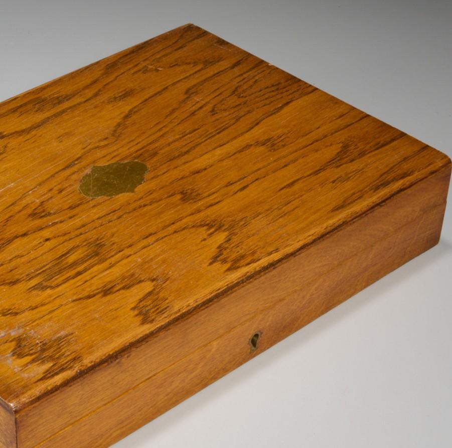Juego victoriano de 24 piezas de plata y nácar en estuche de madera de roble siglo XIX en venta