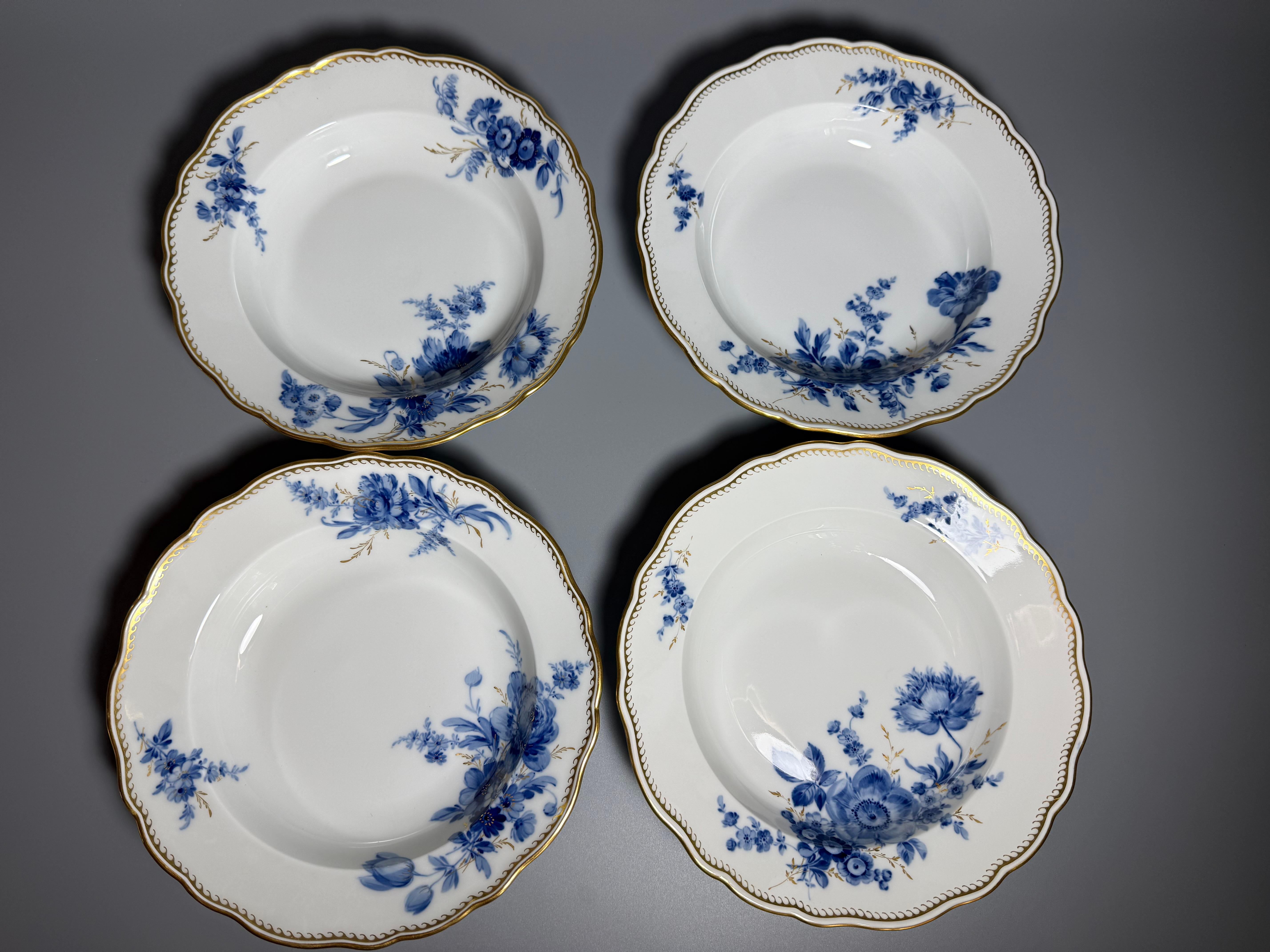 White Blue Porcelain Meissen Dinner service 24 pieces Blue Bouquet Germany 1940 im Angebot 9