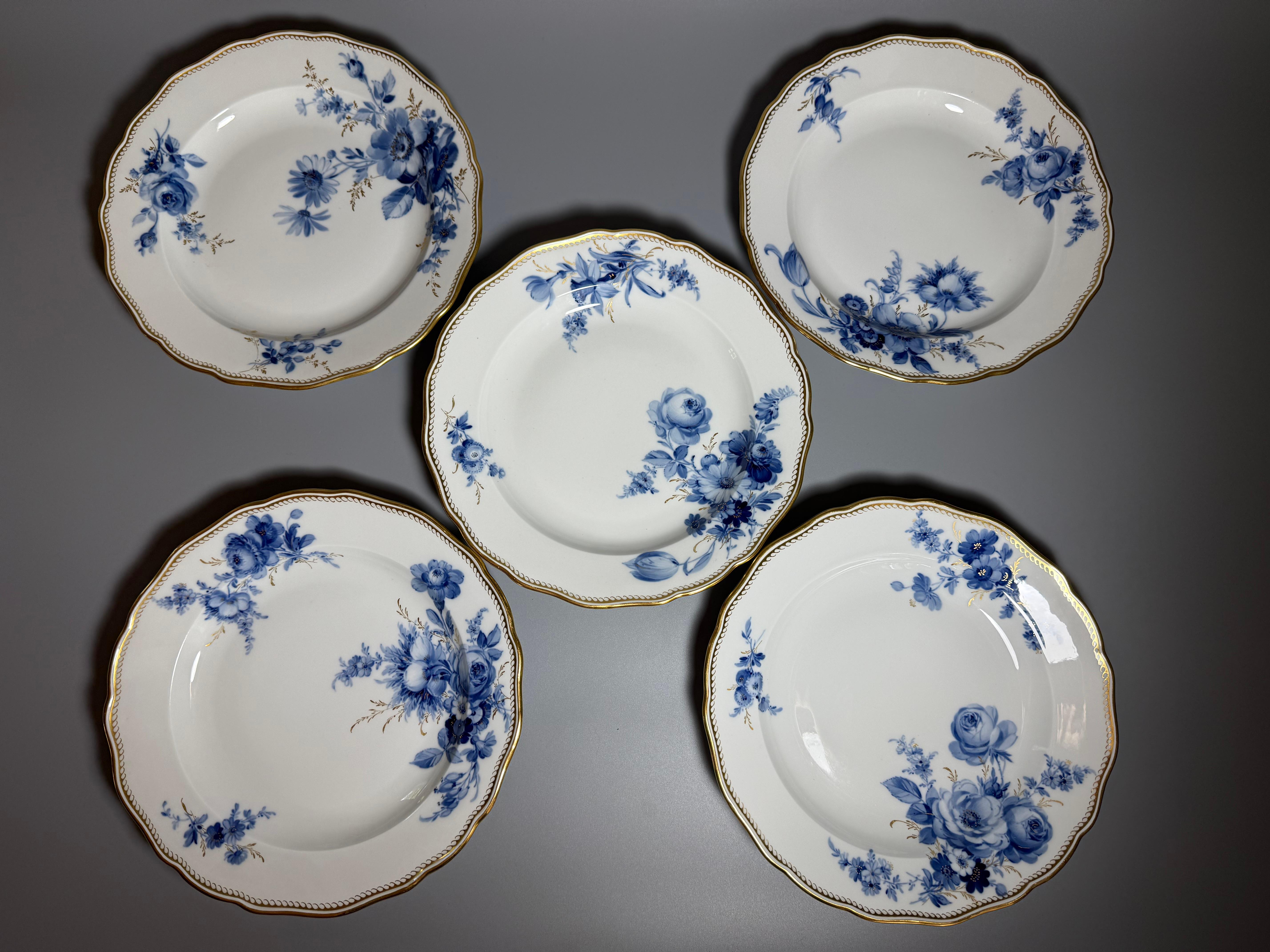 White Blue Porcelain Meissen Dinner service 24 pieces Blue Bouquet Germany 1940 im Angebot 11