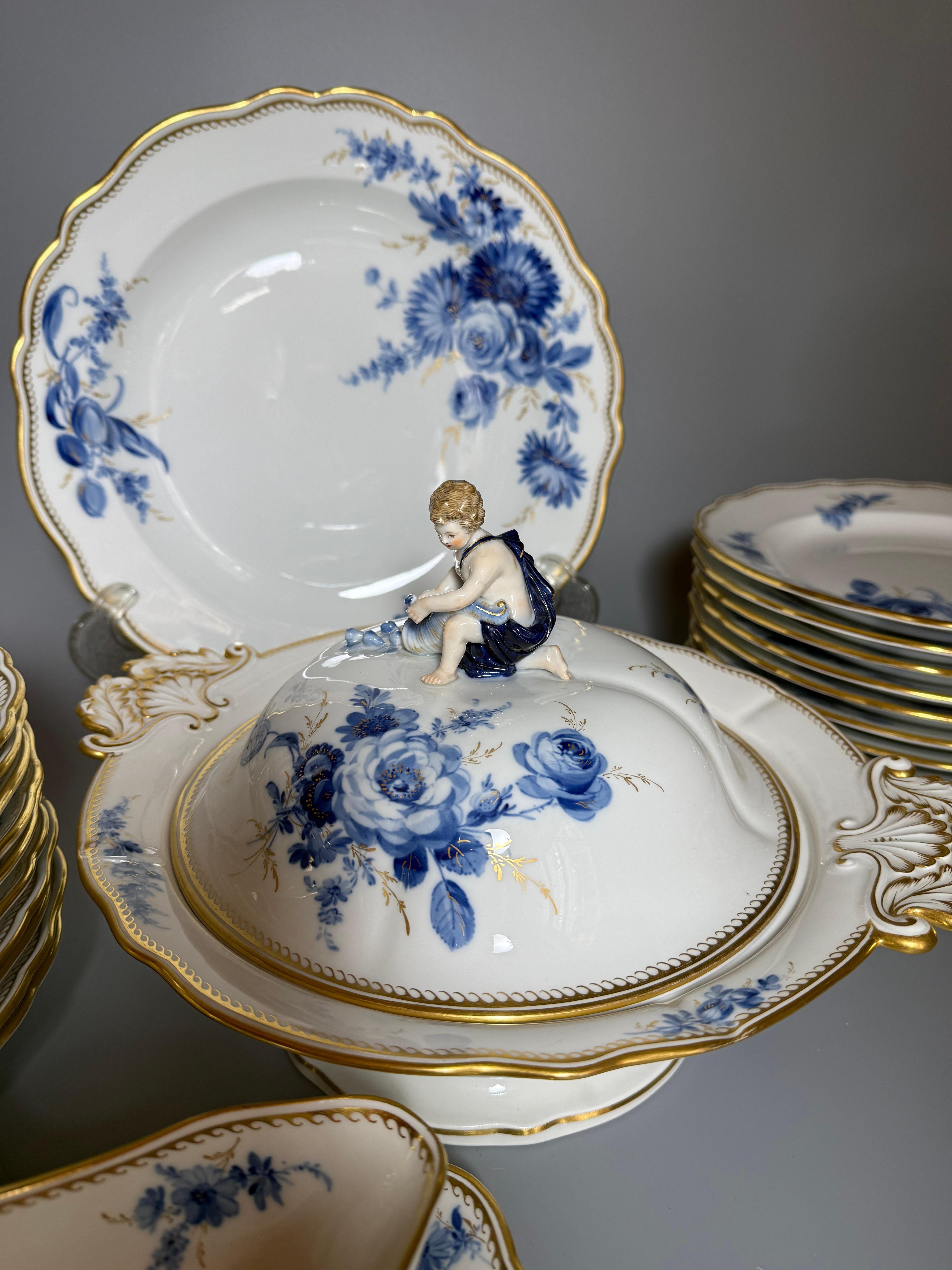 White Blue Porcelain Meissen Dinner service 24 pieces Blue Bouquet Germany 1940 im Zustand „Gut“ im Angebot in Uppsala , SE