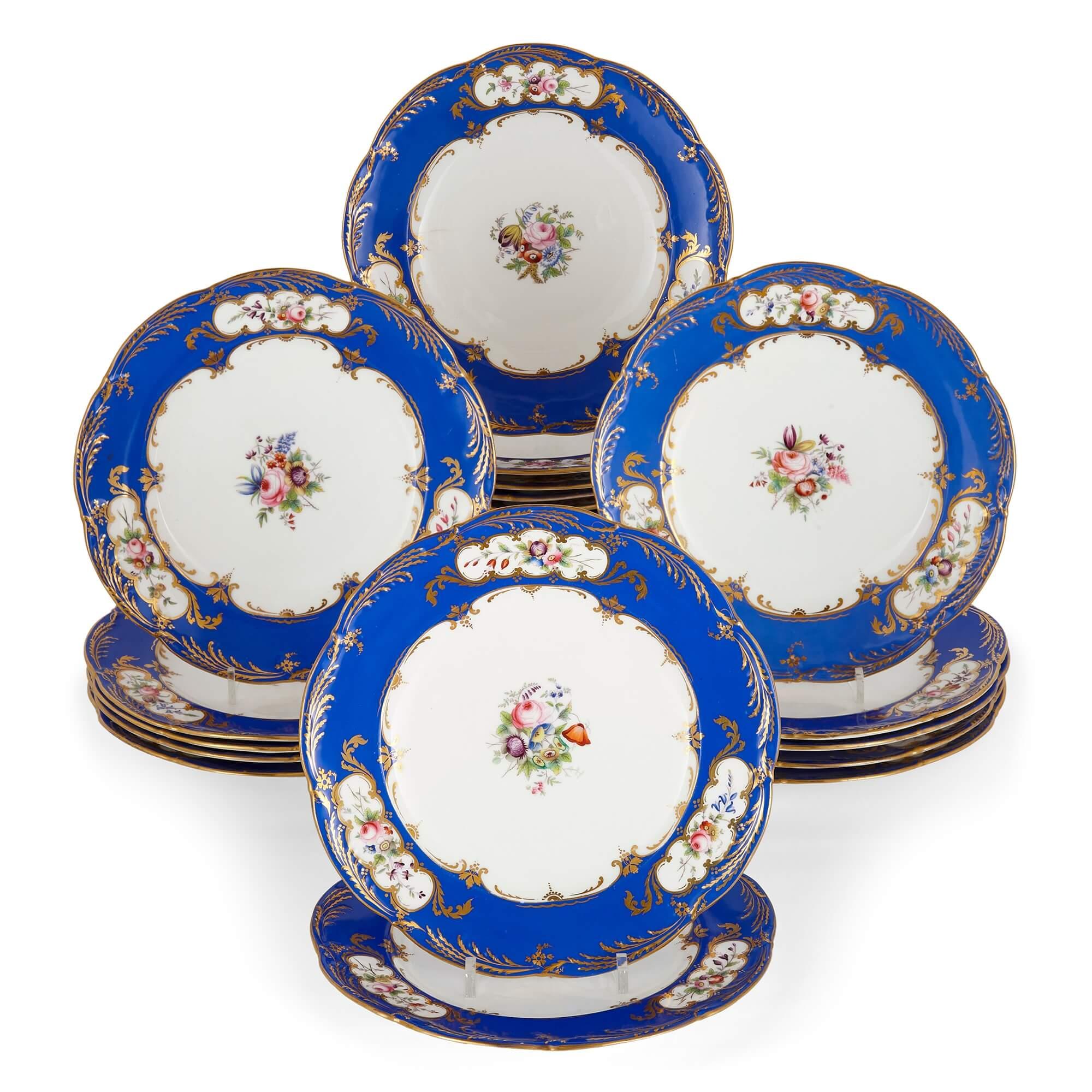 Ensemble de vingt-quatre assiettes à dîner en porcelaine bleu et blanc à motifs floraux
Continental, 19ème siècle
Hauteur 2.5cm, diamètre 23.5cm

Ces assiettes à dîner en porcelaine bleue et blanche constituent un excellent ensemble, parfait pour