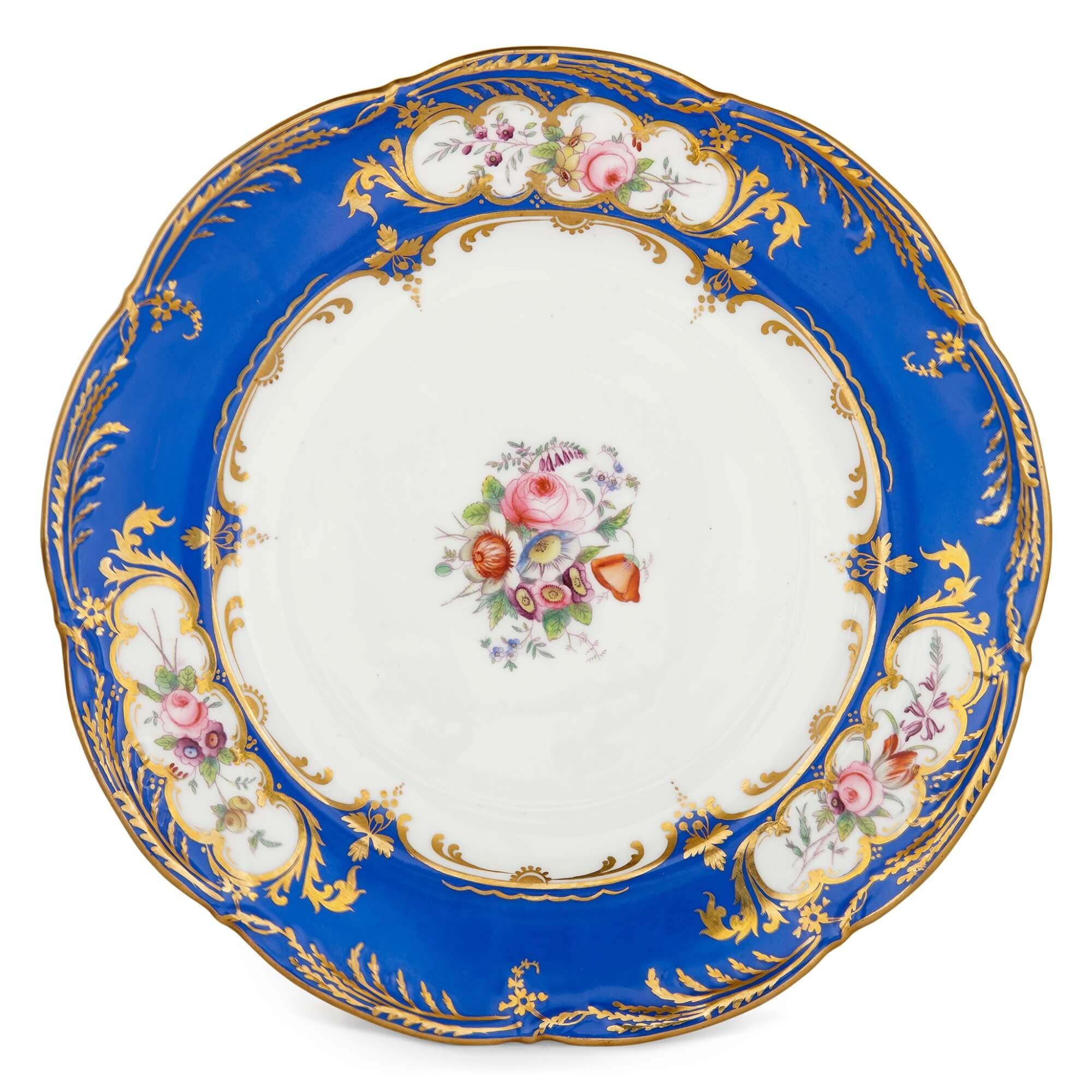 Belle Époque Ensemble de vingt-quatre assiettes  dner en porcelaine  fleurs bleues et blanches en vente