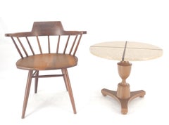 24" Runder Terrazzo-Beistelltisch mit Kreuz-Intarsien aus Messing mit Urnenform und Dreibein-Sockel