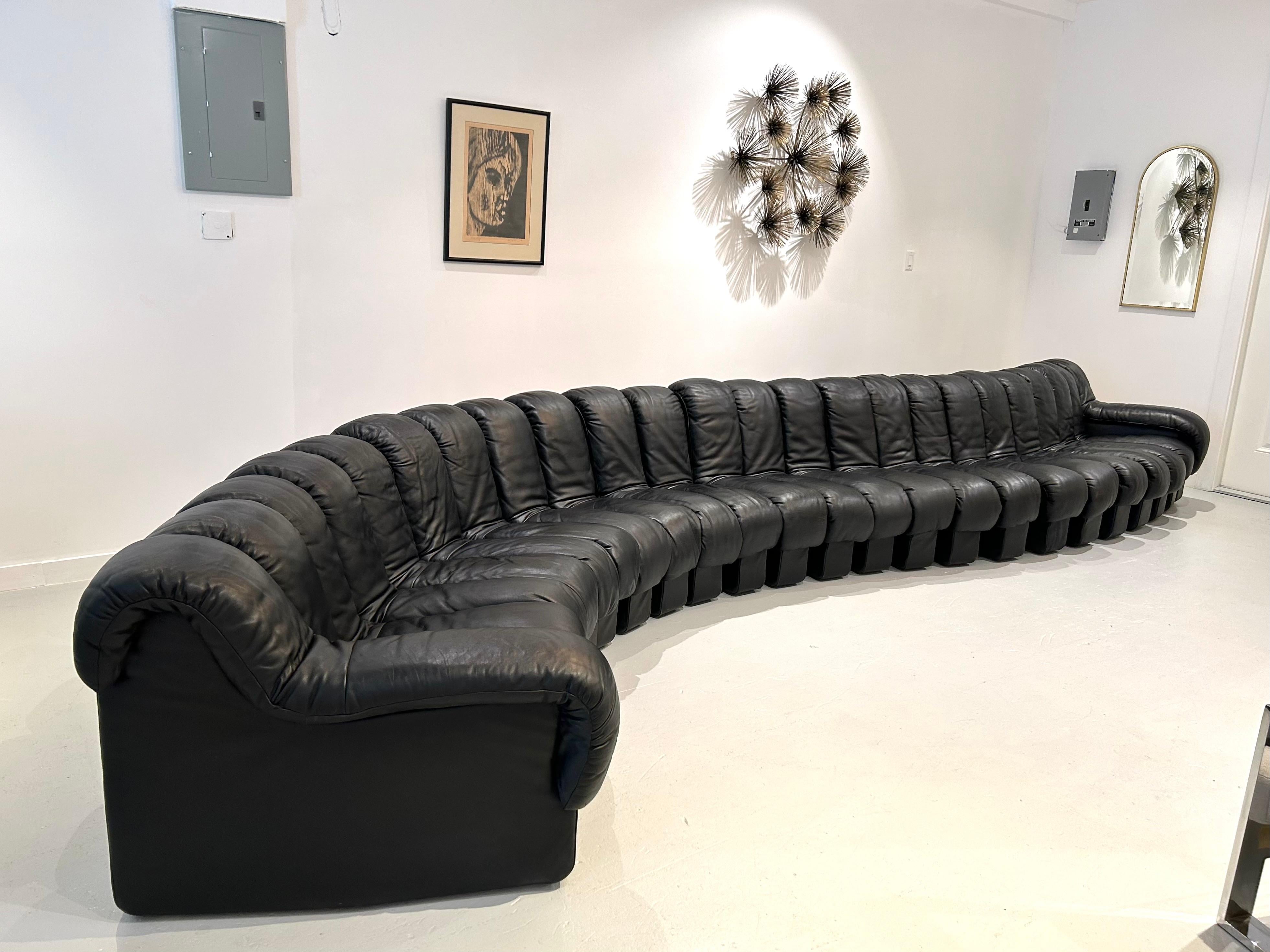 Canapé By Vintage DS600 Non Stop avec 24 segments, entièrement recouvert de cuir noir de haute qualité et durable. Conçu à l'origine en 1972 par Ueli Berger, Eleonore Peduzzi Riva, Heinz Ulrich et Klaus Vogt pour De Sede, la forme et la construction
