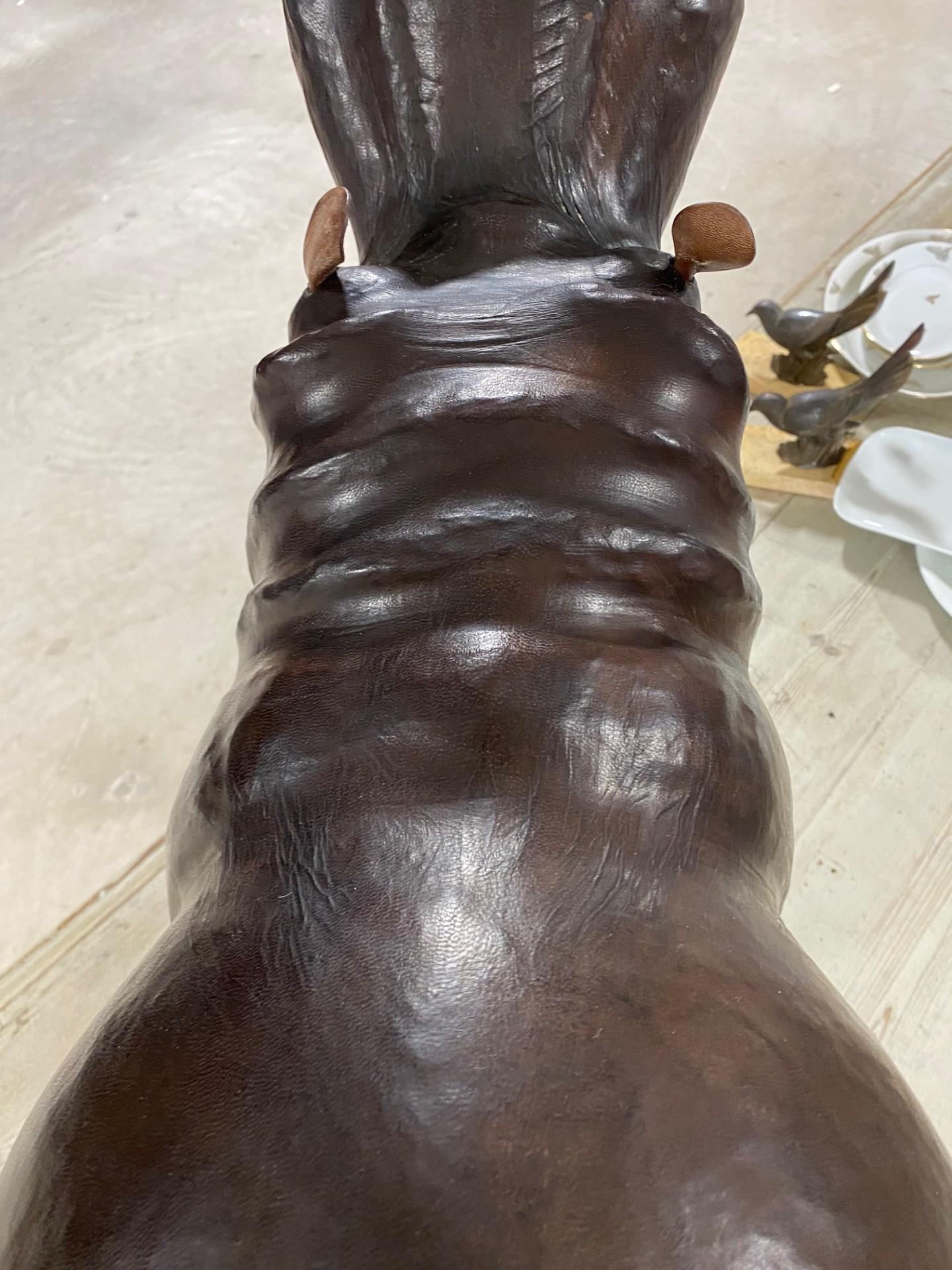 Escultura de hipopótamo de cuero de 24