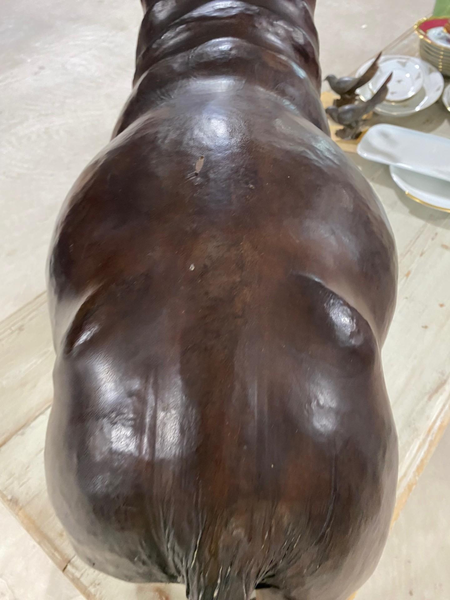 Escultura de hipopótamo de cuero de 24