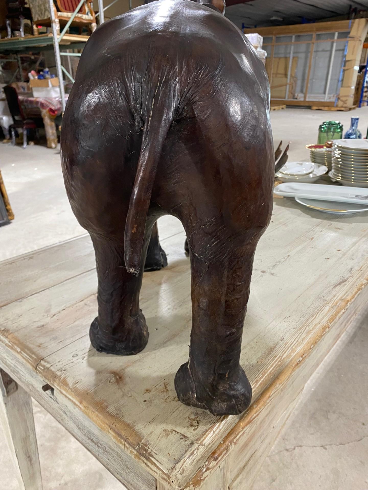Escultura de hipopótamo de cuero de 24