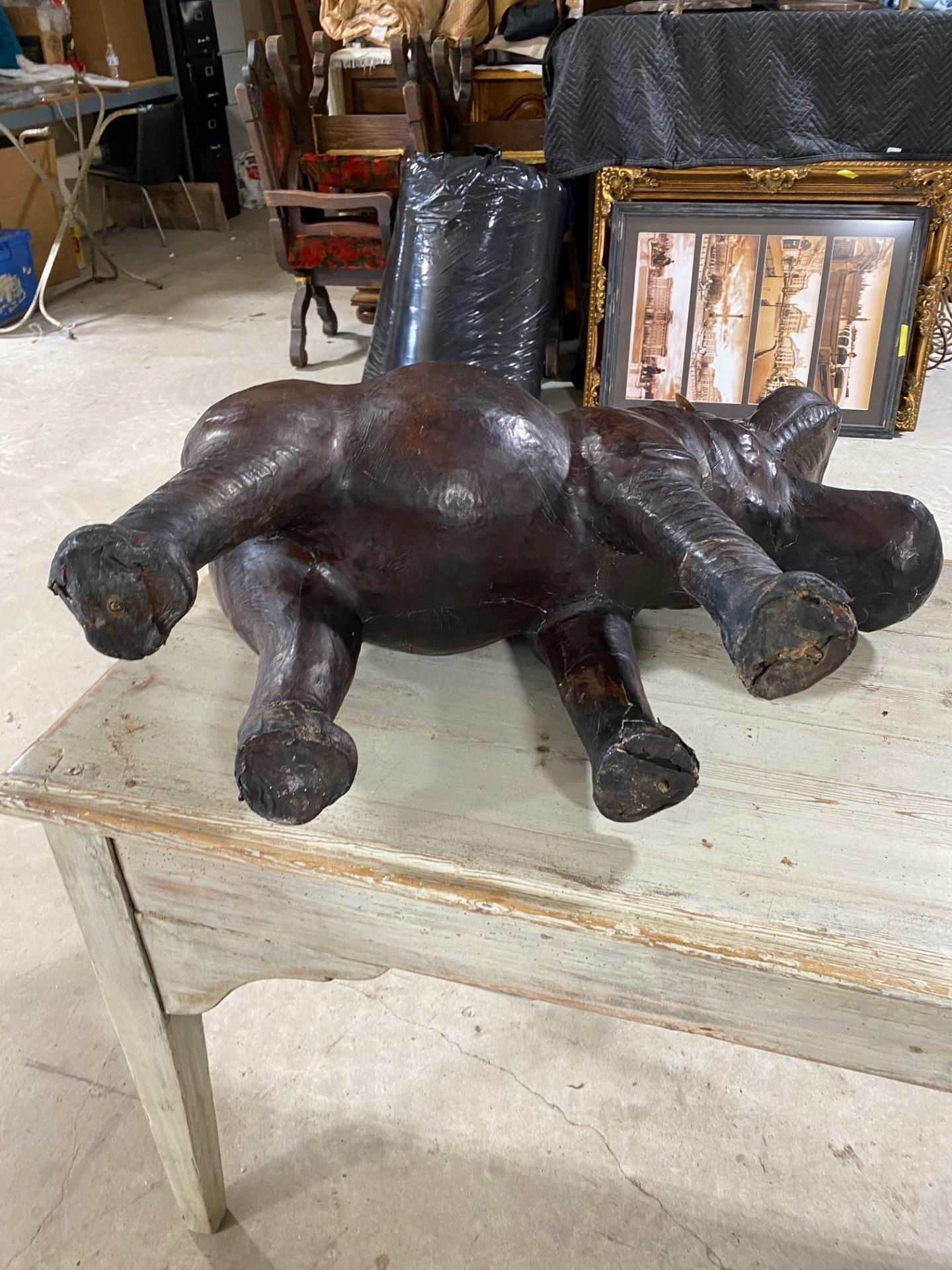 Escultura de hipopótamo de cuero de 24