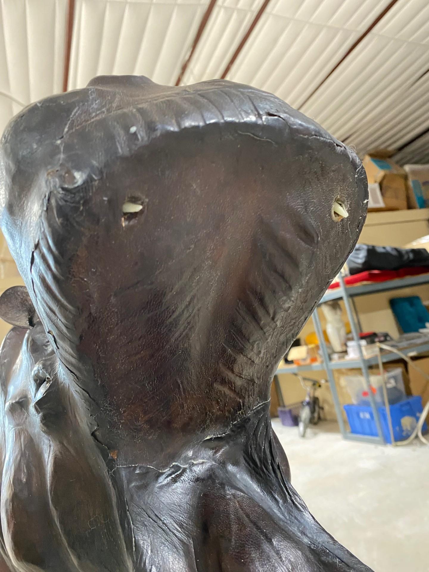 Escultura de hipopótamo de cuero de 24