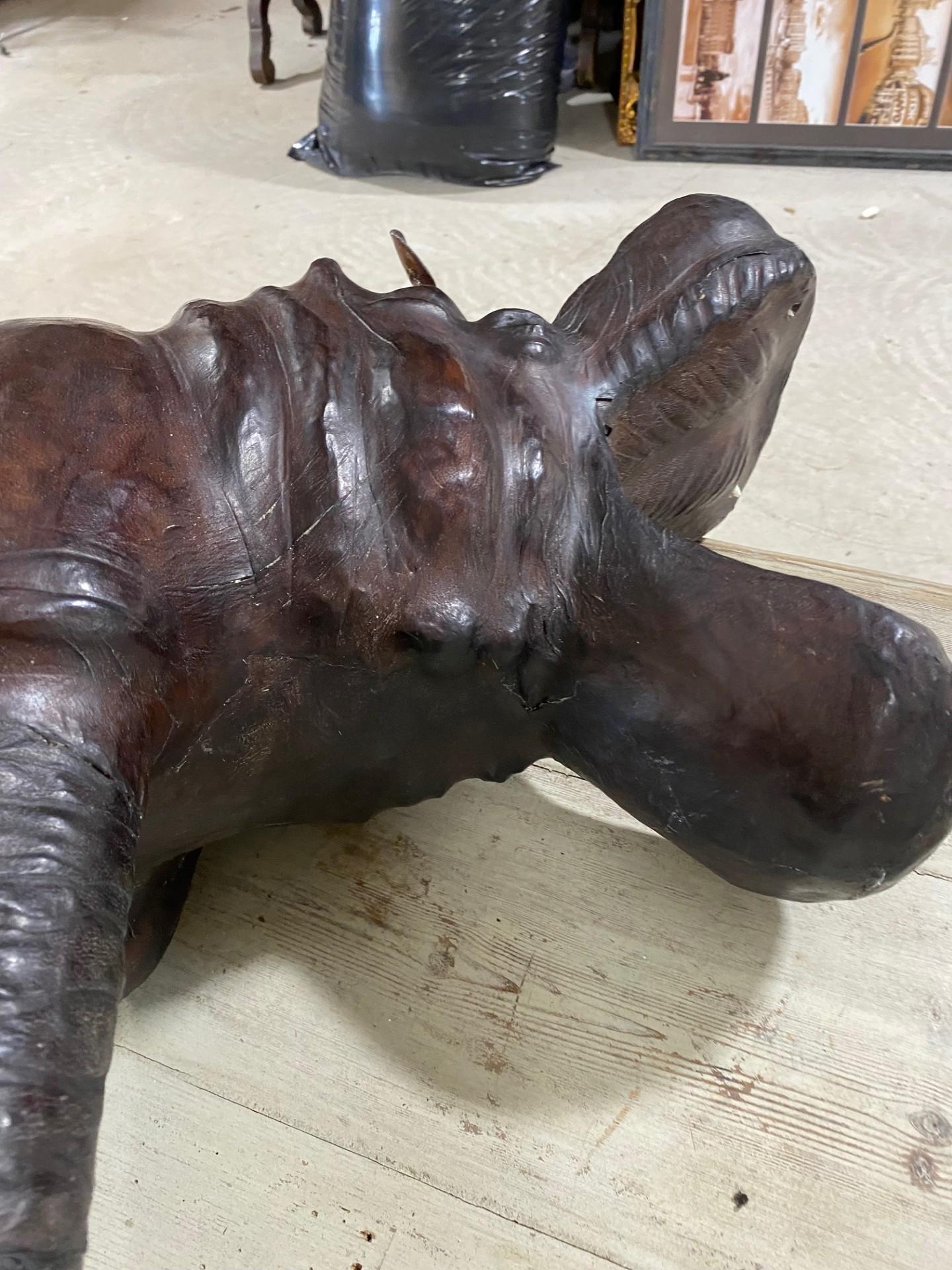 Escultura de hipopótamo de cuero de 24