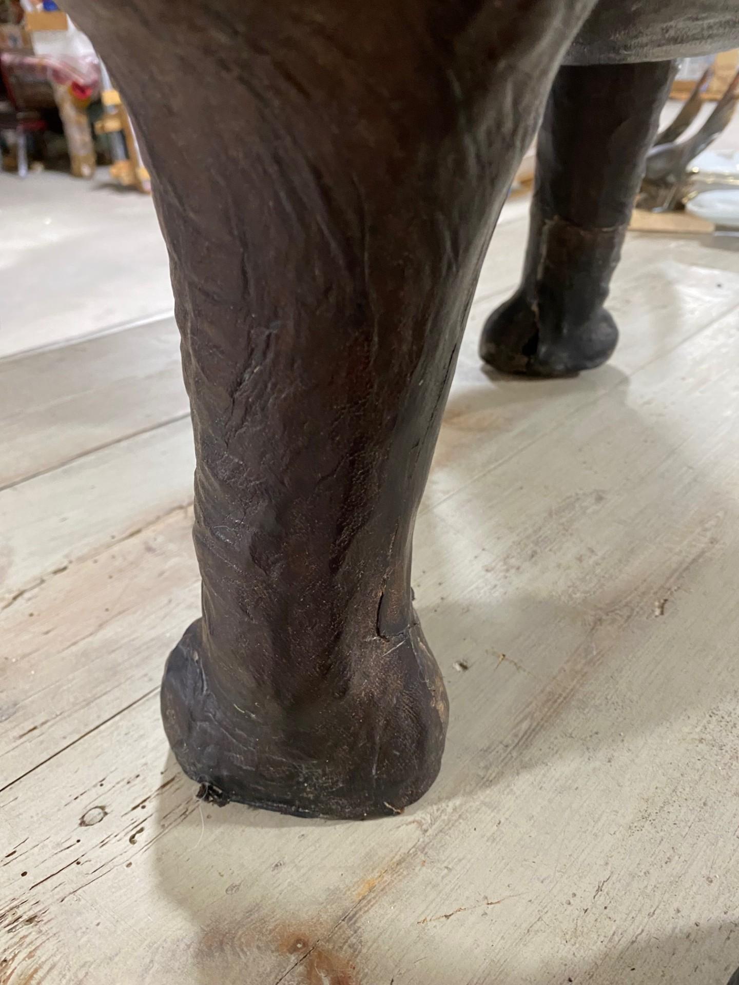 Escultura de hipopótamo de cuero de 24