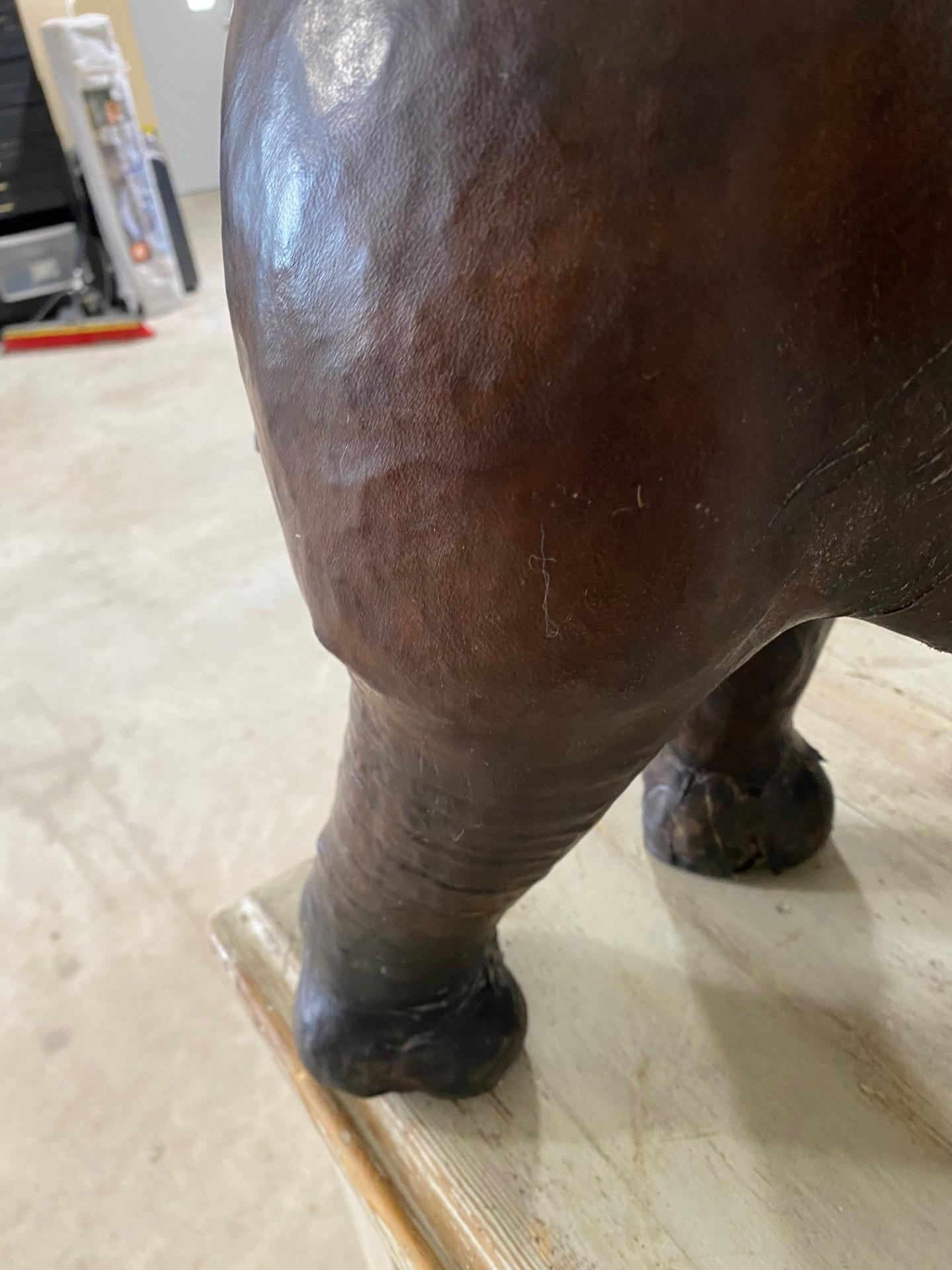 Escultura de hipopótamo de cuero de 24