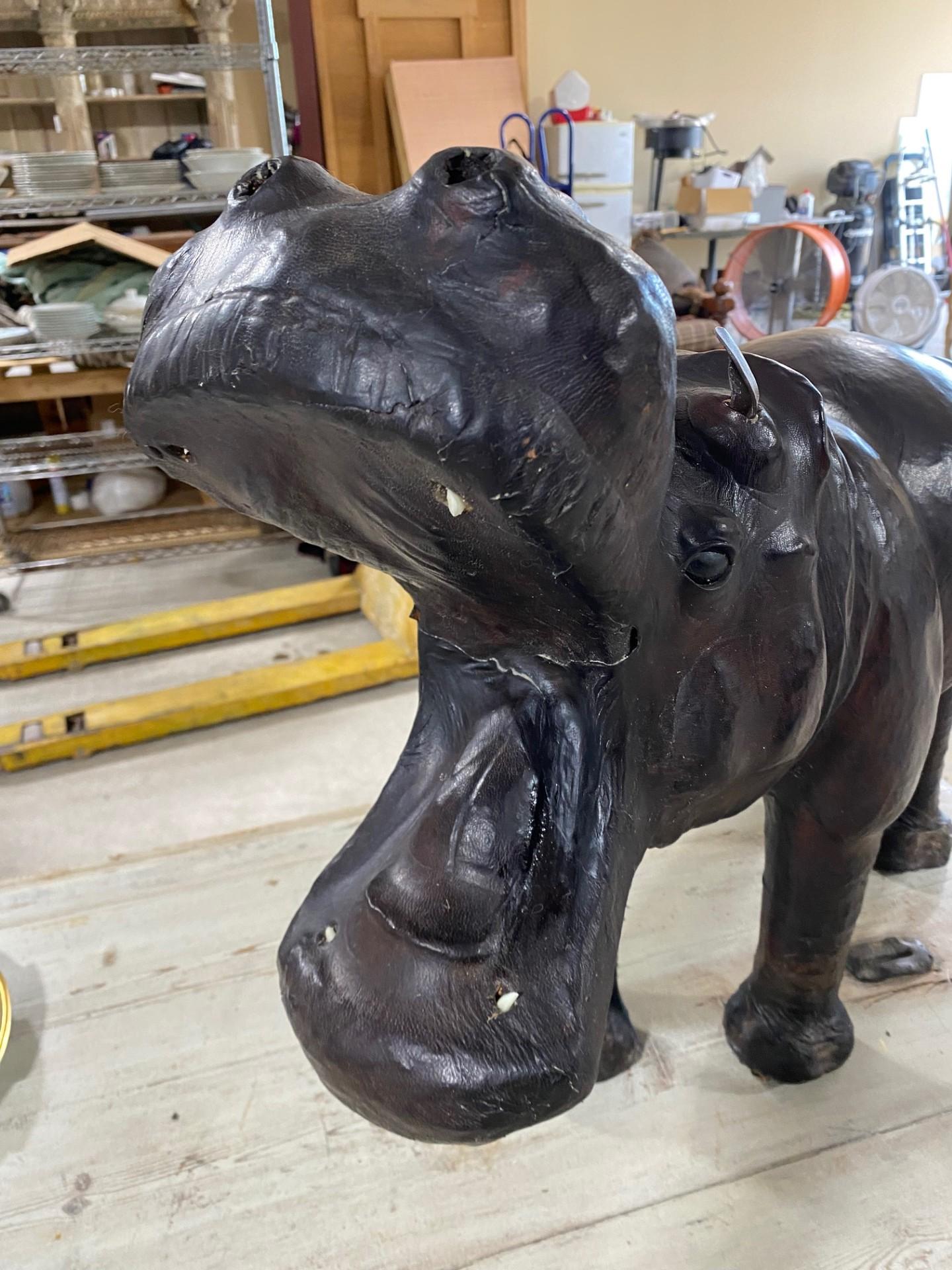 Escultura de hipopótamo de cuero de 24