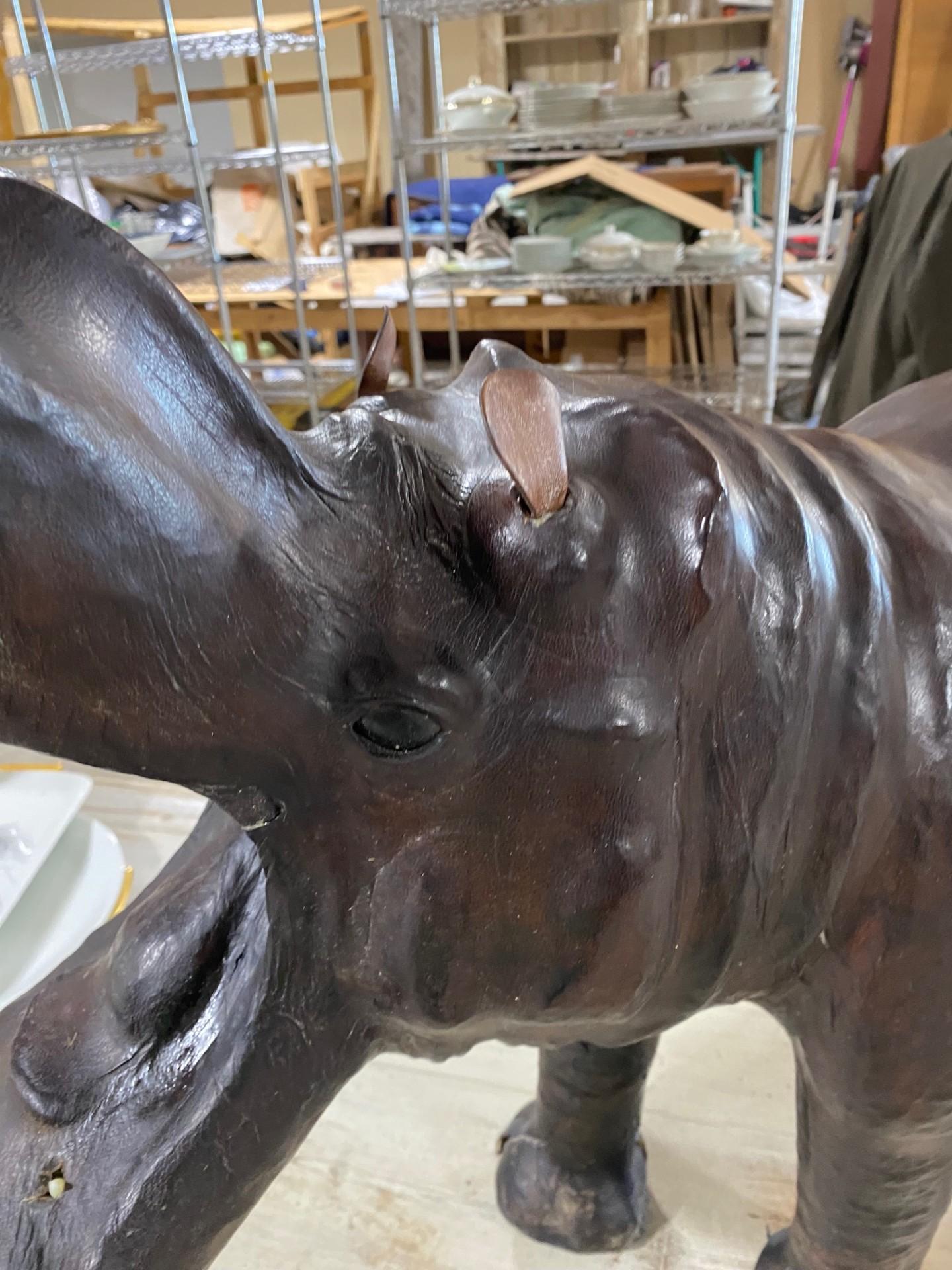 Escultura de hipopótamo de cuero de 24