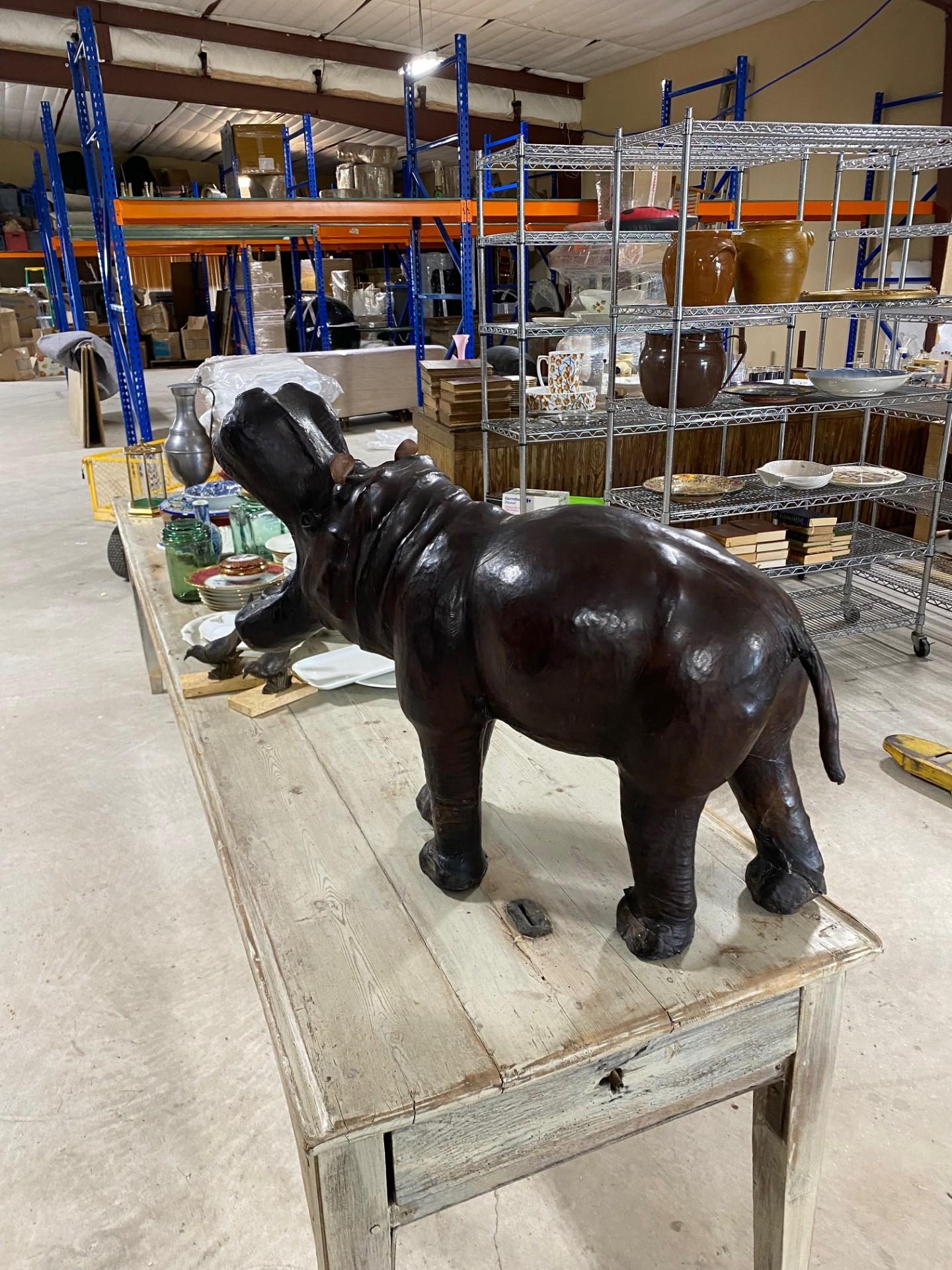 Escultura de hipopótamo de cuero de 24