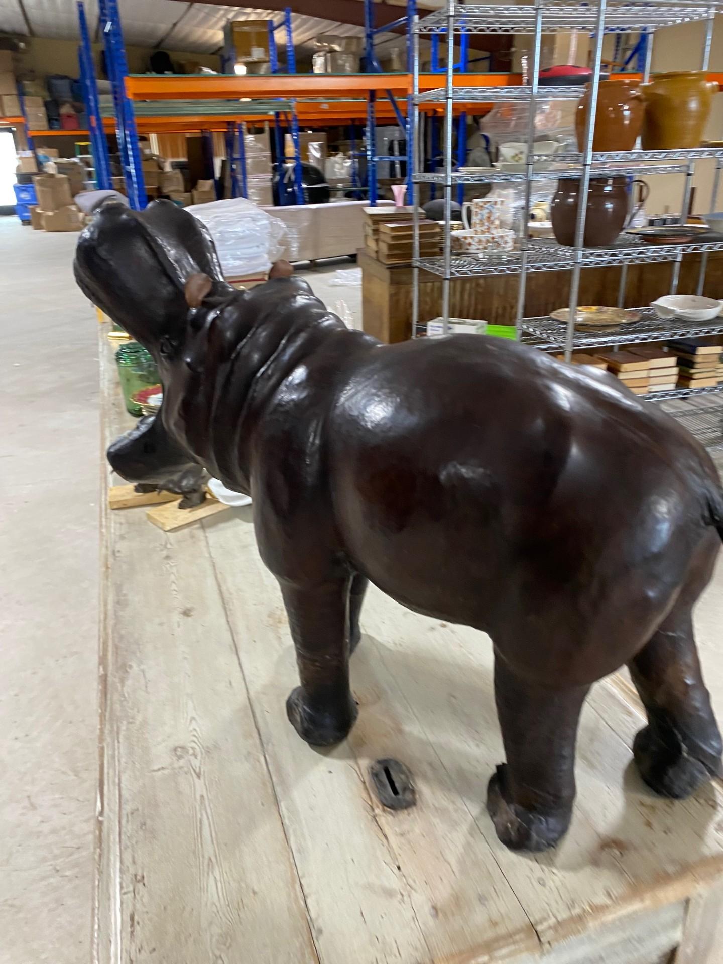 Escultura de hipopótamo de cuero de 24