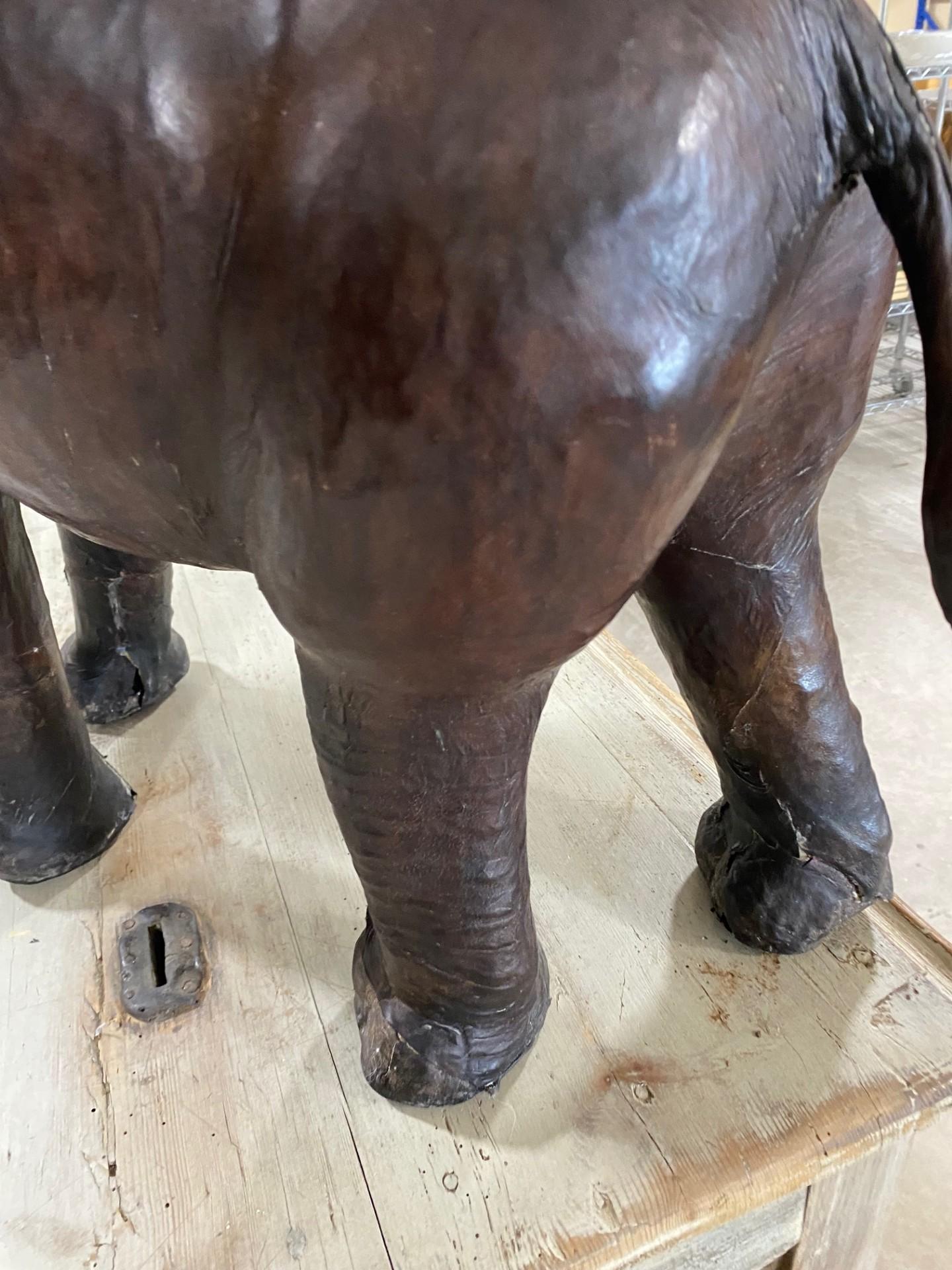 Escultura de hipopótamo de cuero de 24