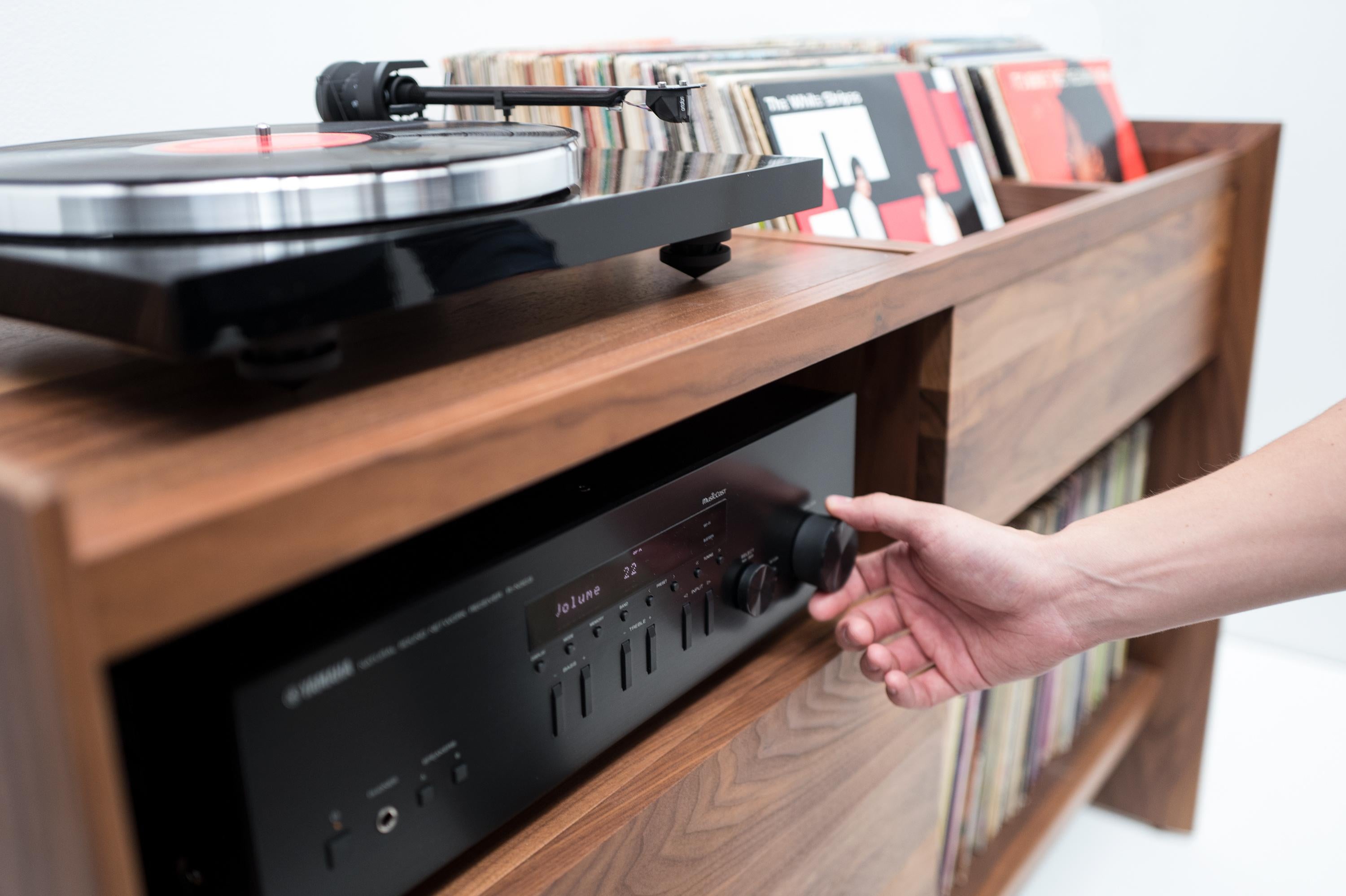 24 Zoll Unison Vinyl-Plattenständer aus natürlichem Walnussholz im Angebot 5