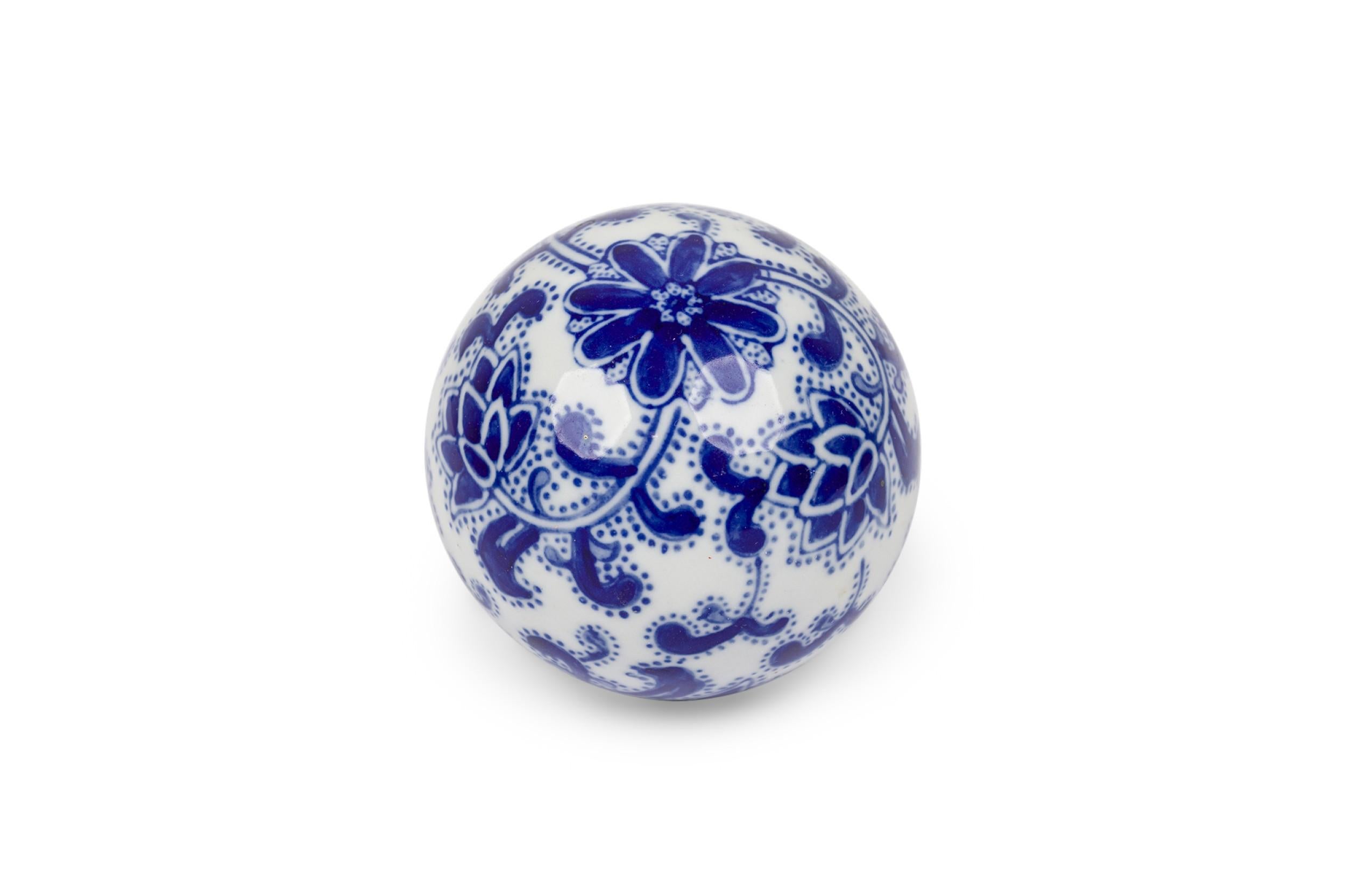 20th Century 25 Vintage Chinese Style Blue and White Ceramic Decorative Balls For Sale