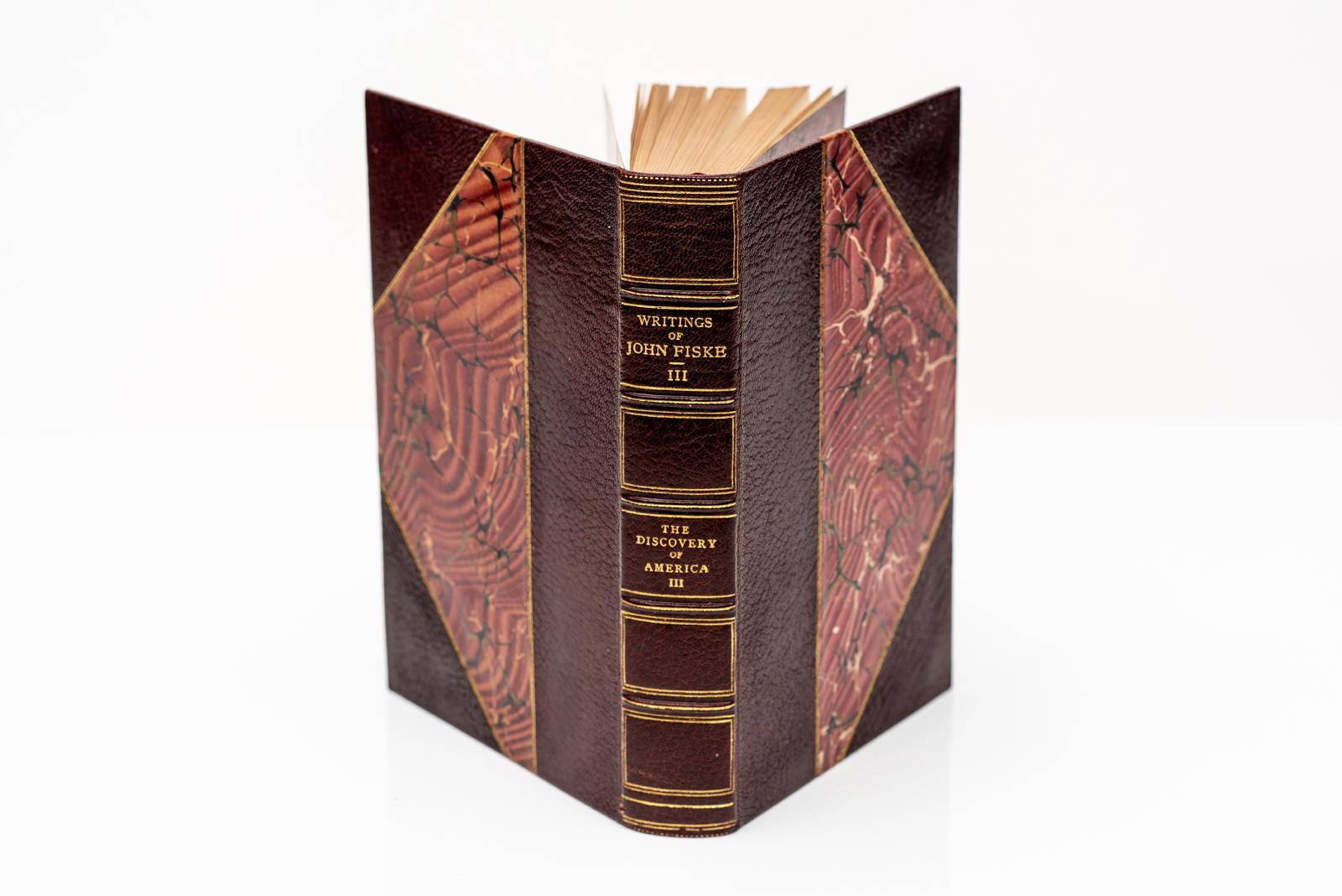 24 volumes. John FISK. Écrits historiques : Titres inclus : La découverte de l'Amérique, La révolution américaine, Les grandes lignes de la philosophie cosmique, Les colonies hollandaises et quakers en Amérique, etc. Reliure en 3/4 maroquin