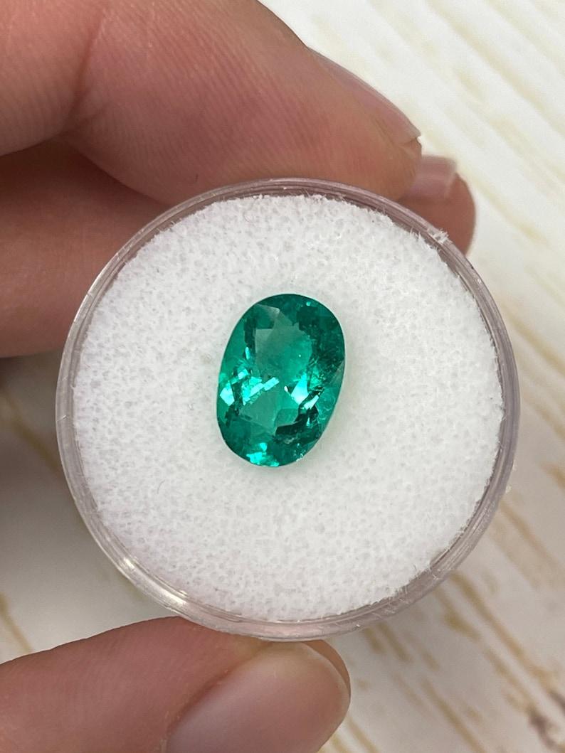A. Stone: Smeraldo
Peso: 2,40 carati
Forma: Taglio ovale
Chiarezza: Trasparente
Lucentezza: Eccellente
Colore: Greene & Greene bluastro
Misure: 11,02 mm x 7,68 mm x 4,83 mm
Origine geografica: Colombia
Trattamento: Naturale, oliatura

Commenti: A