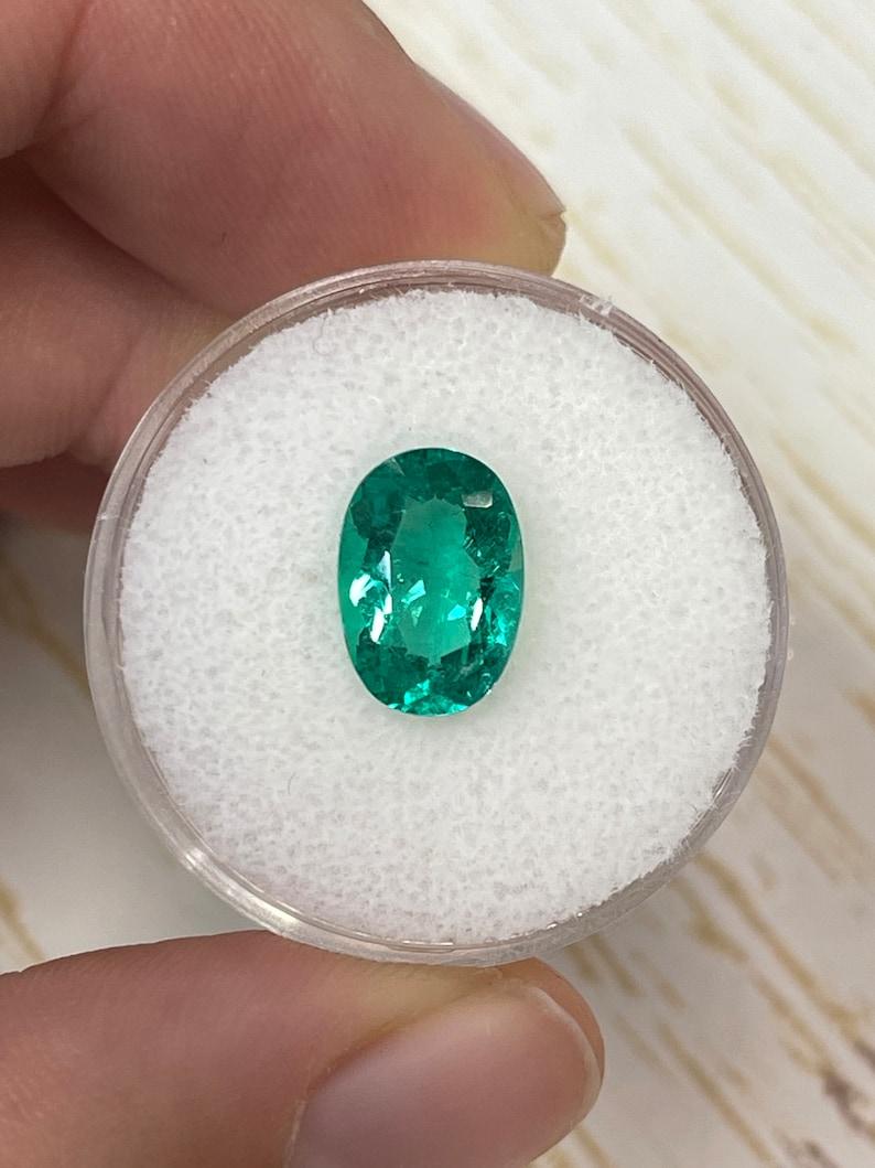 Moderno 2,40 Carati 11x8 VVS Gemmy Green Oval Colombian Emerald Loose Gemstone in vendita