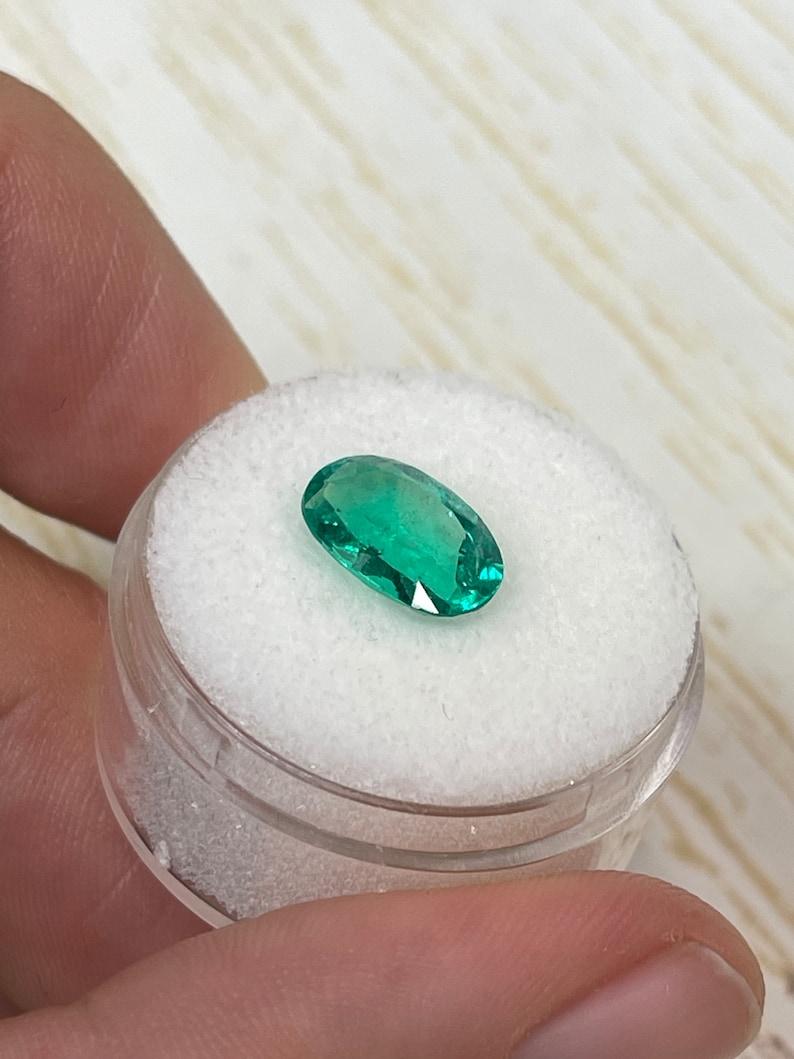 Donna 2,40 Carati 11x8 VVS Gemmy Green Oval Colombian Emerald Loose Gemstone in vendita