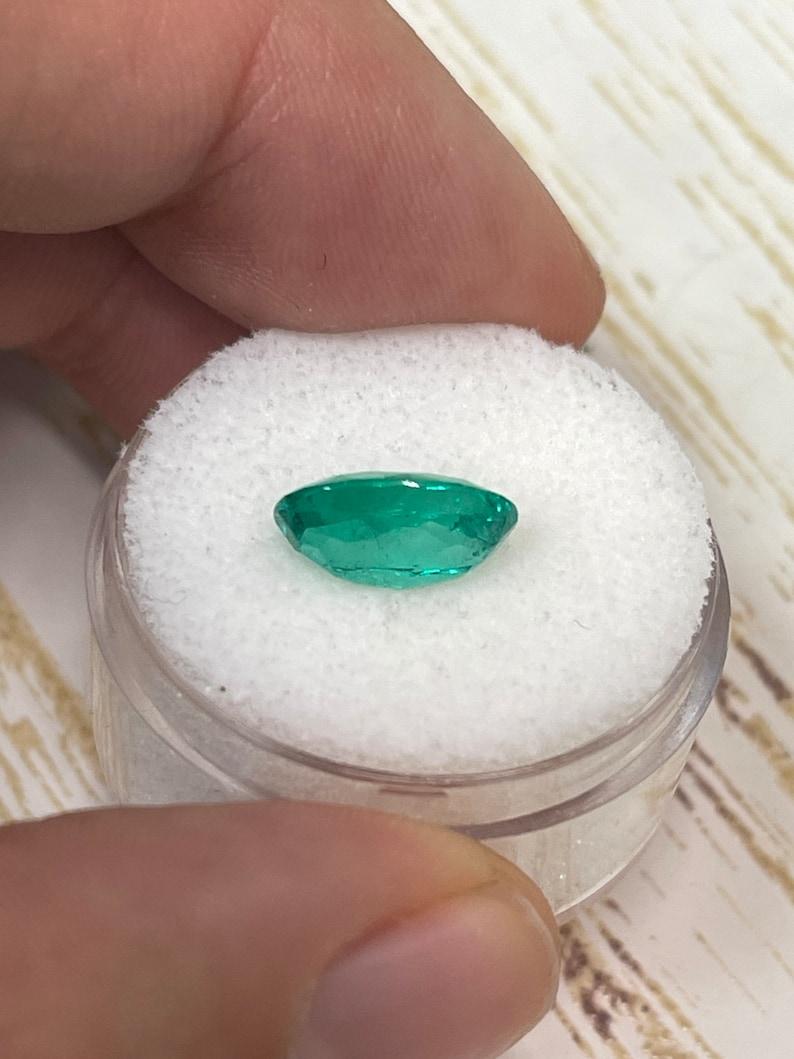 2,40 Carati 11x8 VVS Gemmy Green Oval Colombian Emerald Loose Gemstone in vendita 1