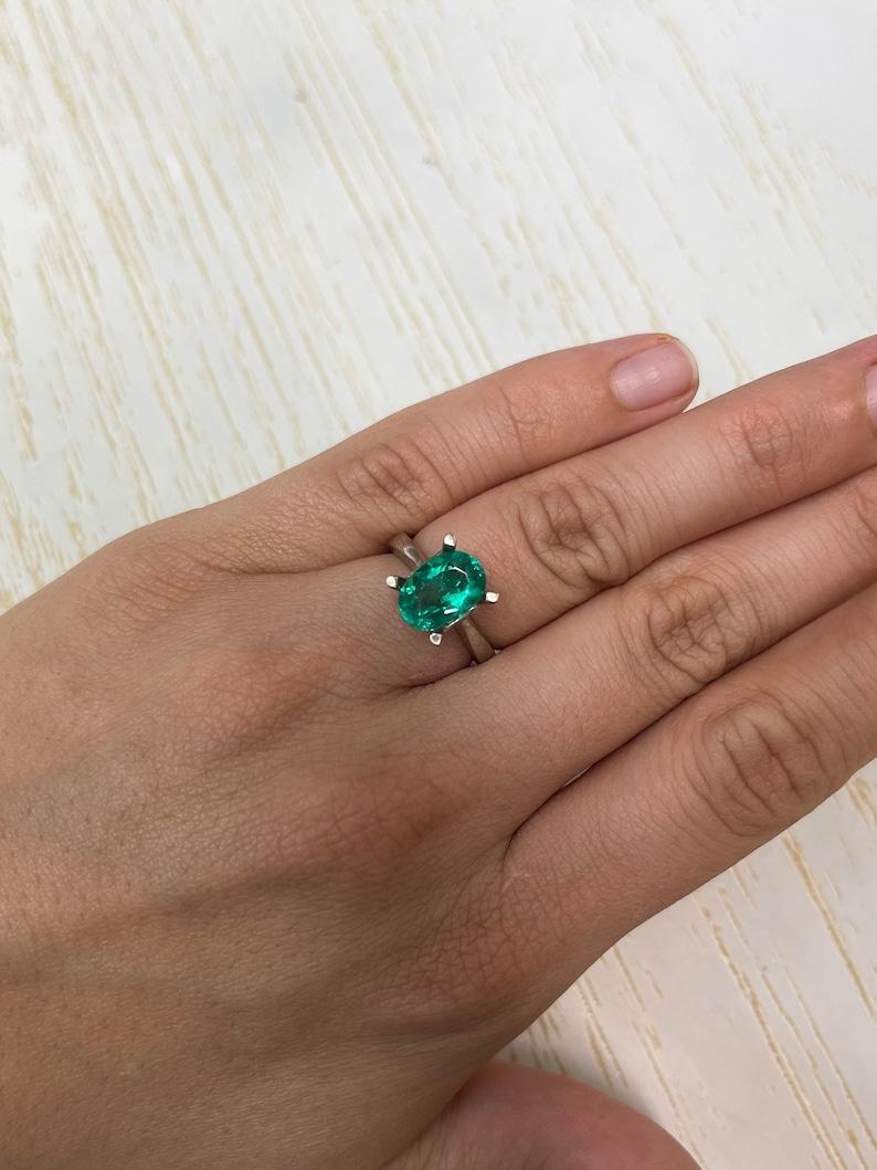 2,40 Carati 11x8 VVS Gemmy Green Oval Colombian Emerald Loose Gemstone in vendita 2
