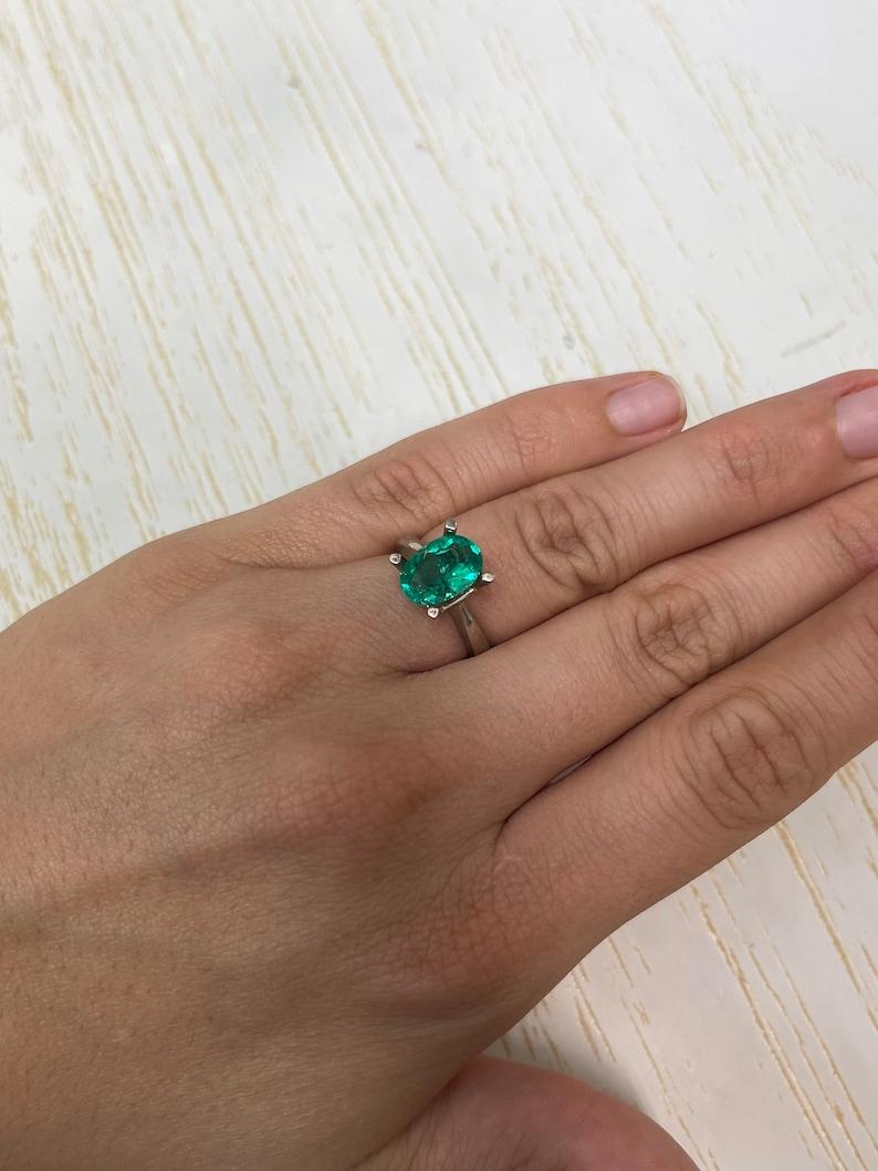 2,40 Carati 11x8 VVS Gemmy Green Oval Colombian Emerald Loose Gemstone in vendita 3