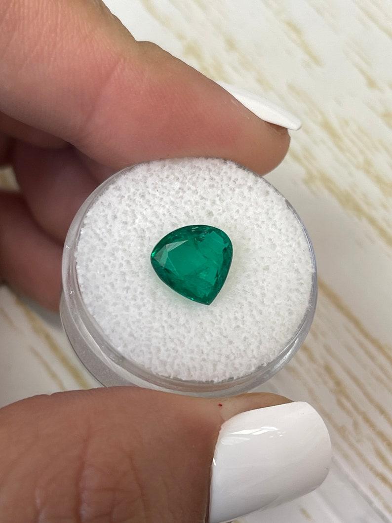 2,40 Karat 9,3 x 9,4 tiefgrüner, klobiger sambischer Smaragd in Birnenform - erdgeschliffener Edelstein (Moderne) im Angebot