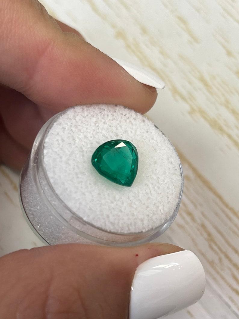2,40 Karat 9,3 x 9,4 tiefgrüner, klobiger sambischer Smaragd in Birnenform - erdgeschliffener Edelstein im Zustand „Neu“ im Angebot in Jupiter, FL
