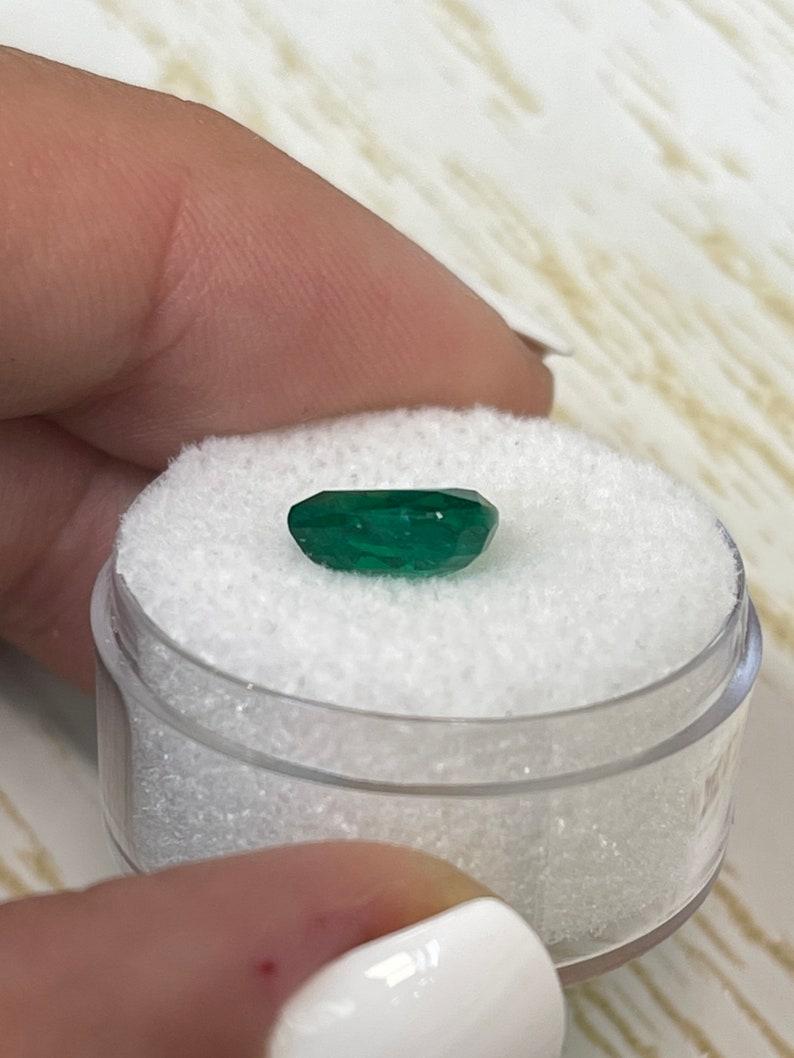 2,40 Karat 9,3 x 9,4 tiefgrüner, klobiger sambischer Smaragd in Birnenform - erdgeschliffener Edelstein Damen im Angebot