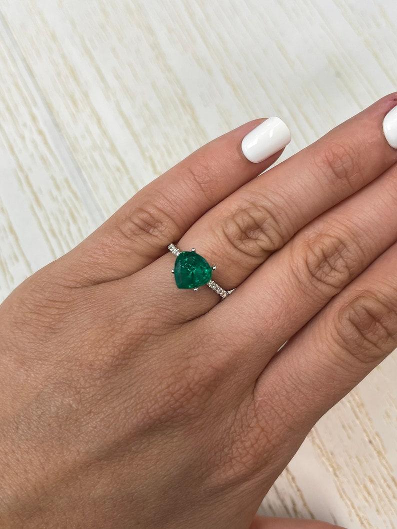 2,40 Karat 9,3 x 9,4 tiefgrüner, klobiger sambischer Smaragd in Birnenform - erdgeschliffener Edelstein im Angebot 1
