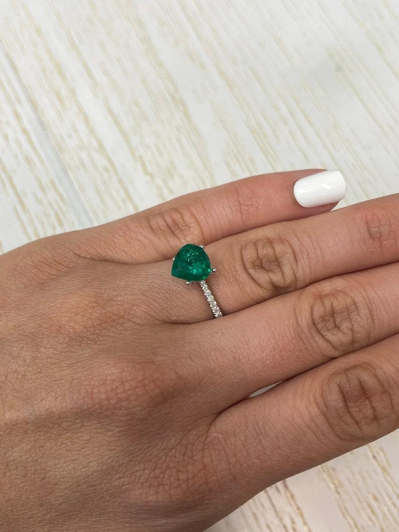 2,40 Karat 9,3 x 9,4 tiefgrüner, klobiger sambischer Smaragd in Birnenform - erdgeschliffener Edelstein im Angebot 2