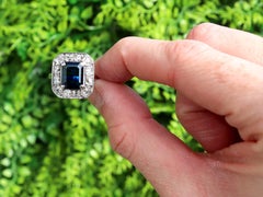 2,40-Karat-Basaltsaphir, 1,60-Karat-Diamant, Platin-Cluster-Ring, CIRCA 1920