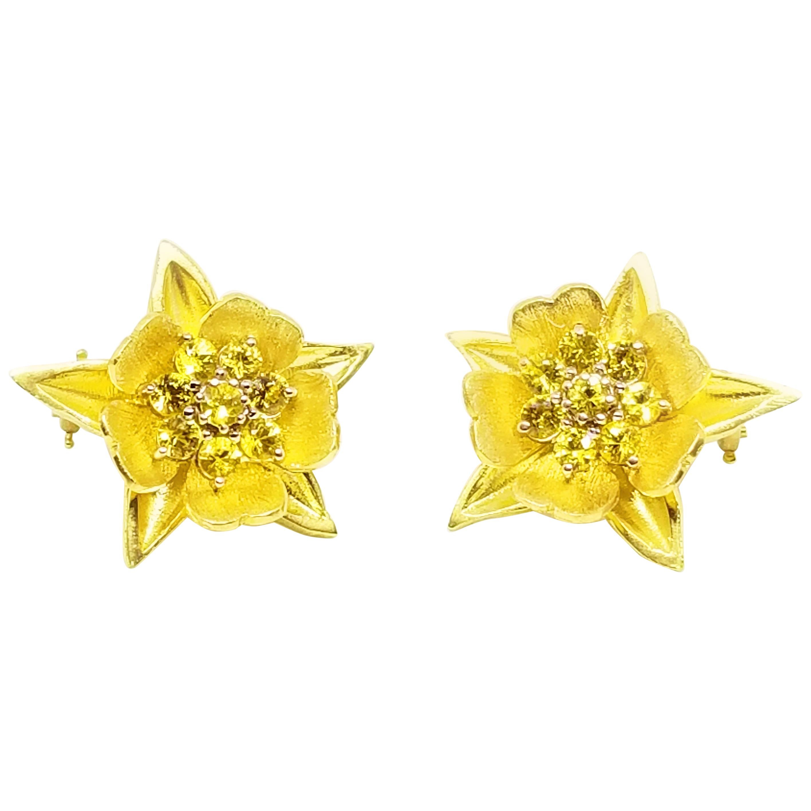 Diese substanziellen Ohrringe sind einzigartig in 18 Karat Gelbgold mit facettierten Saphiren im Brillantschliff von kanariengelbem Farbton und Edelsteinqualität. Jeder der insgesamt acht Saphire ist in einem Cluster in der Mitte jeder