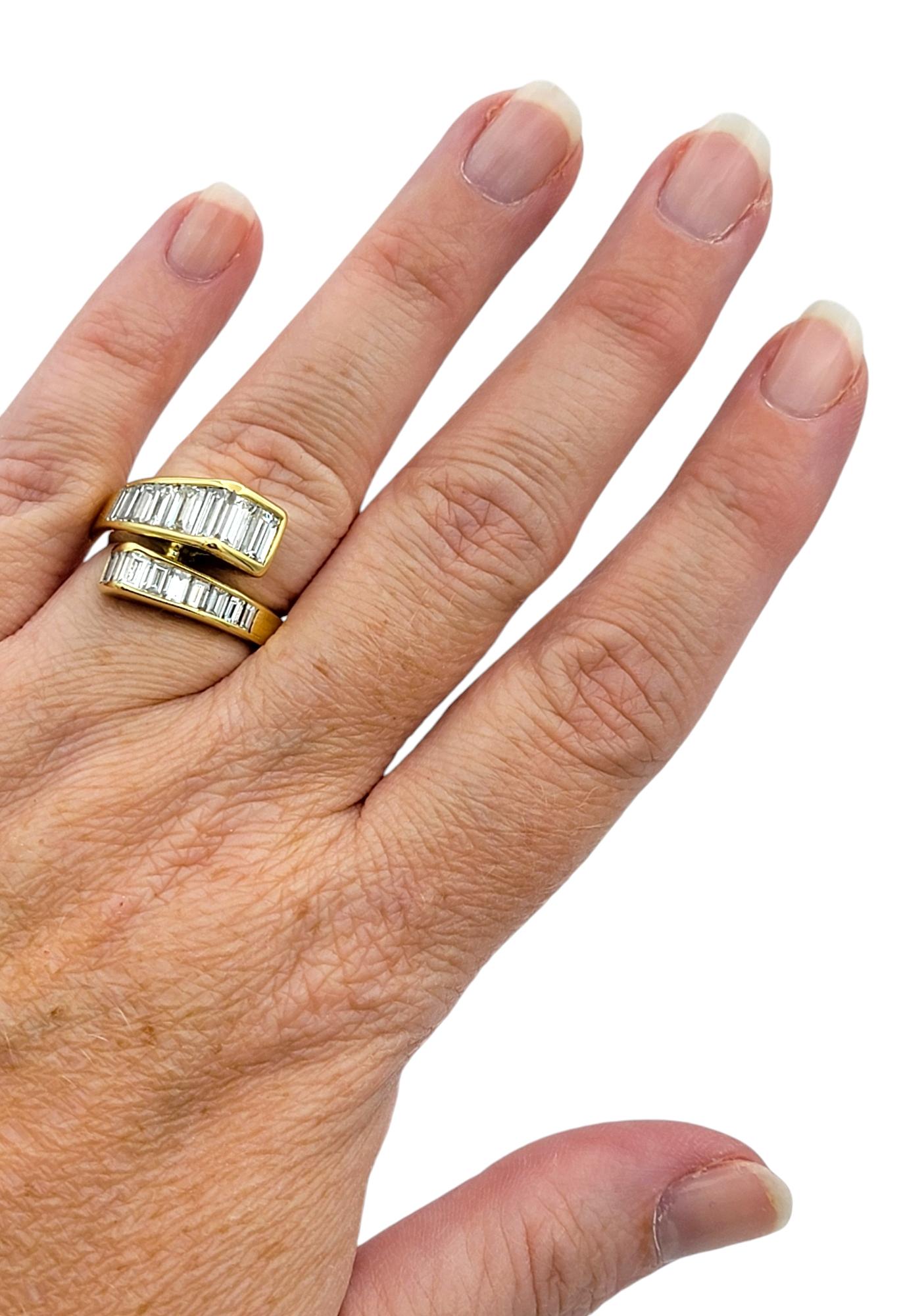 Bague bypass en or jaune 18 carats sertie de diamants baguettes de 2,40 carats en vente 4