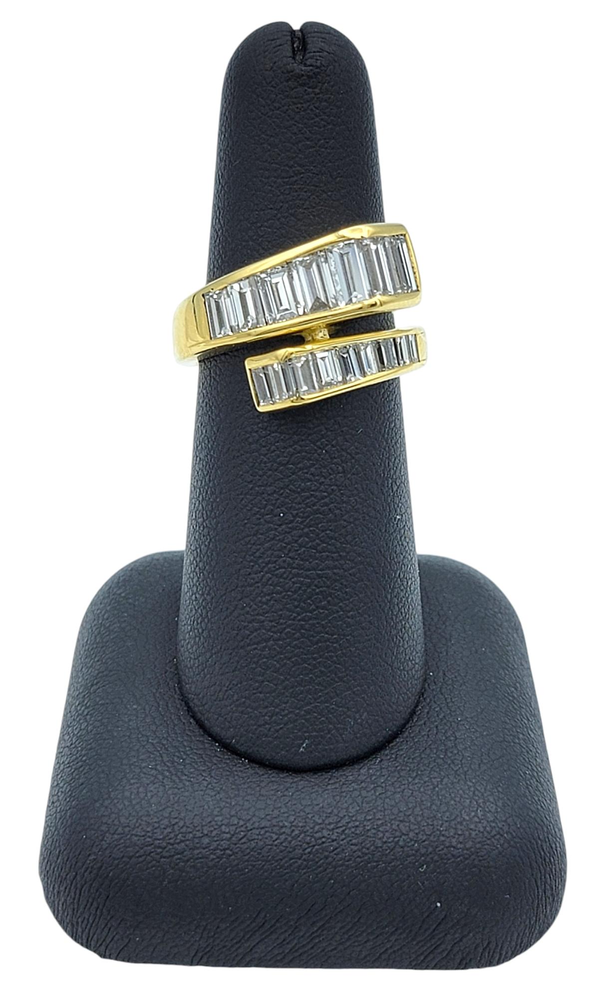 Bague bypass en or jaune 18 carats sertie de diamants baguettes de 2,40 carats en vente 6