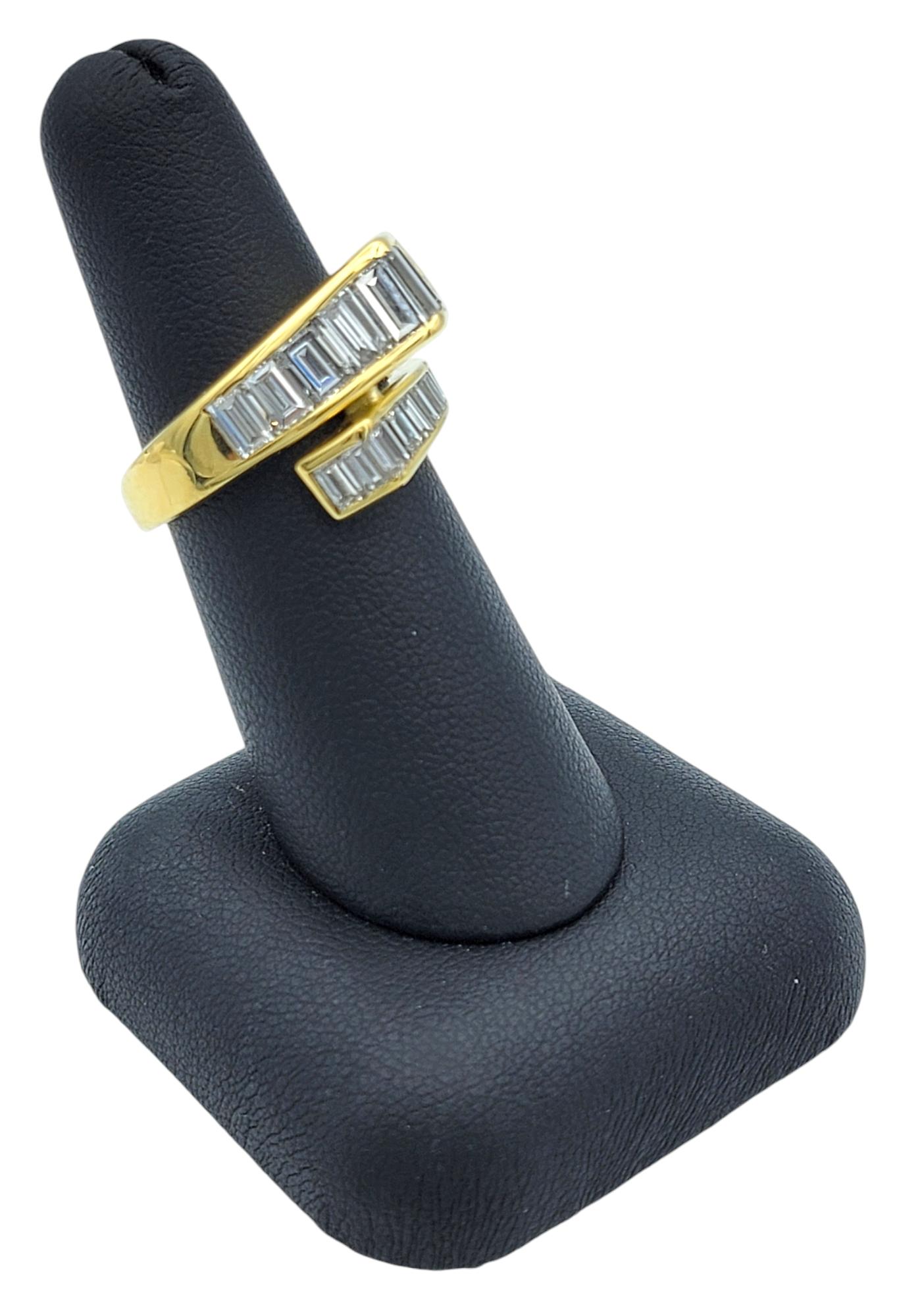 Bague bypass en or jaune 18 carats sertie de diamants baguettes de 2,40 carats en vente 7